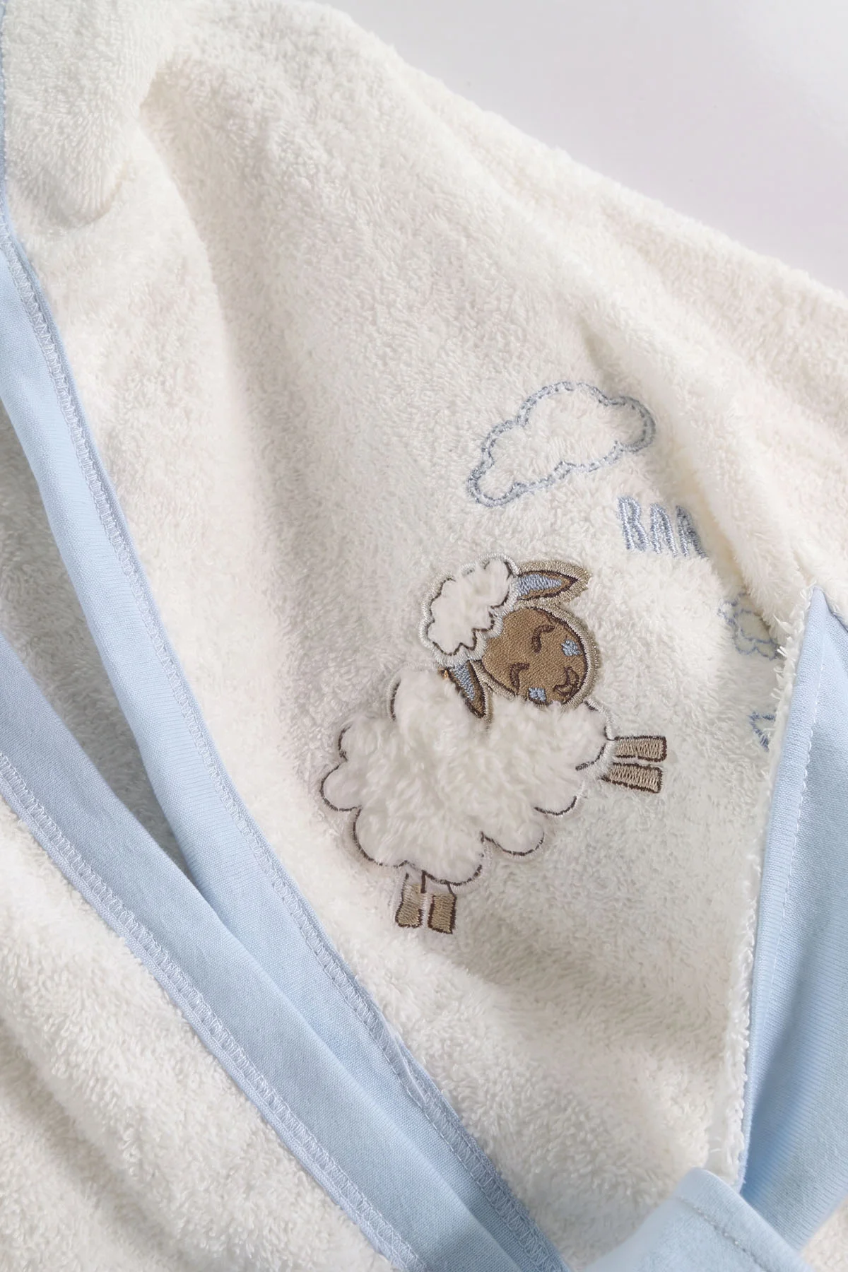 Bebe Mavisi (0-6 Ay)  4 Parça Kuzu Nakışlı   Kız Bebek Kutulu  Bornoz Seti 476649