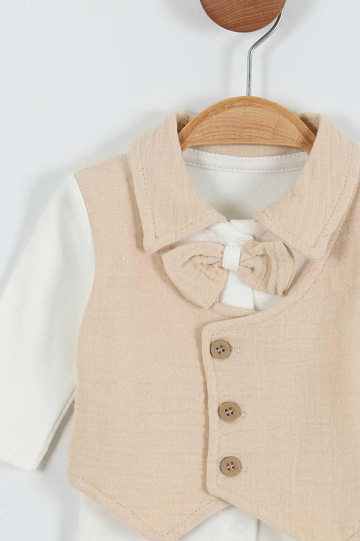 Bej (0-3 Ay) Papyonlu Yelek Detaylı Müslin Erkek Bebe Takım 289075