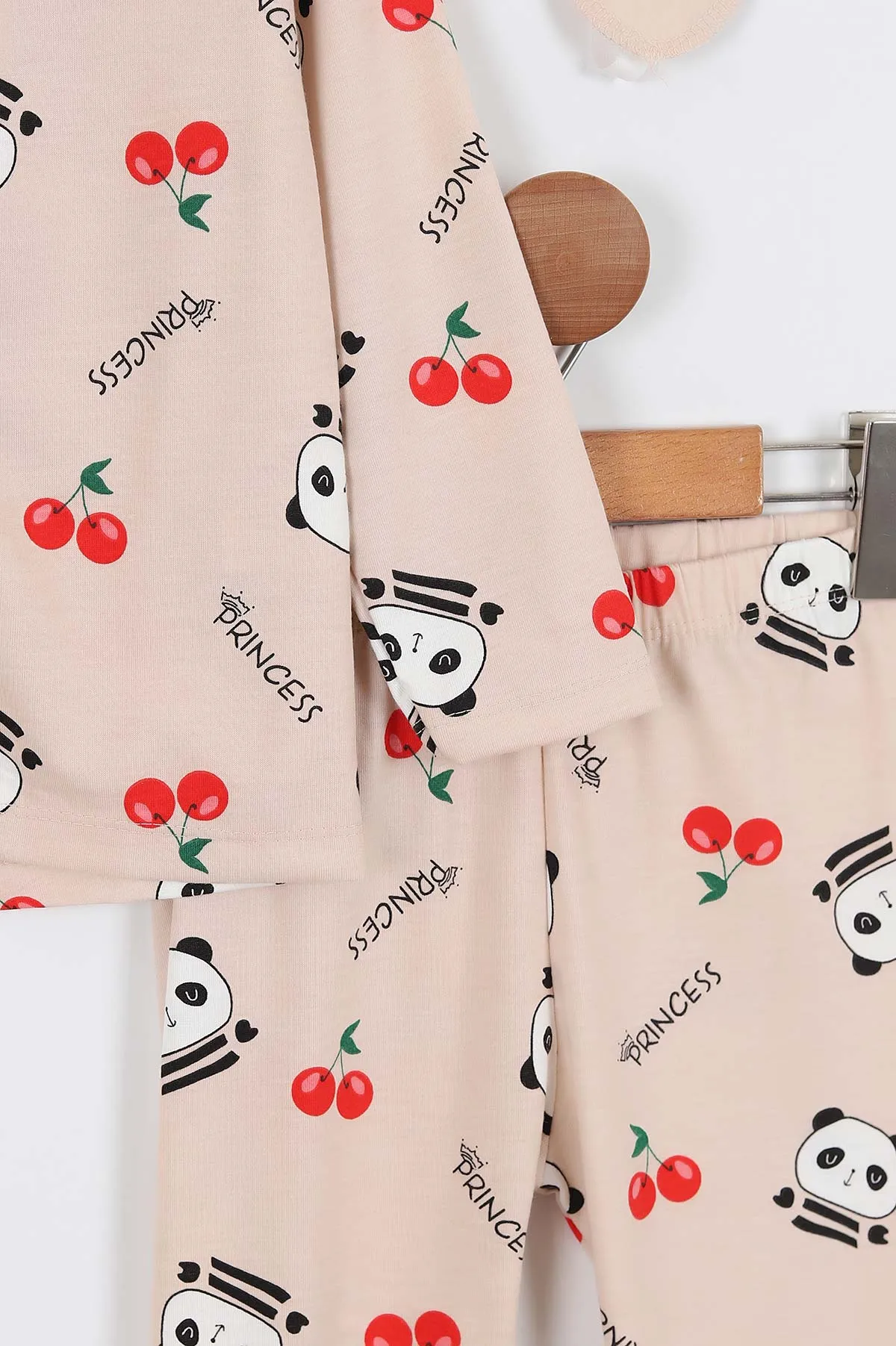 Bej (4-12 Yaş)Kiraz  Baskılı Ön Düğmeli Göz Bandı Detaylı Kız Çocuk Pijama Takım 337915
