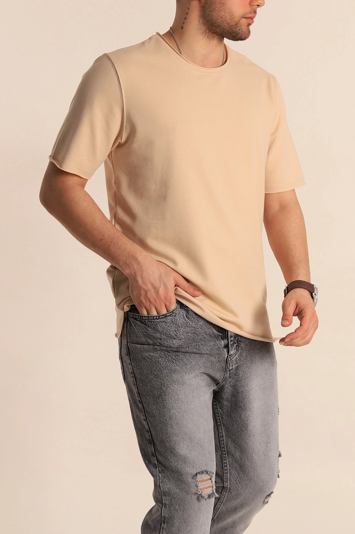 Bej İki İp Yırtık Yaka Detaylı Basic Erkek Tişört 261490