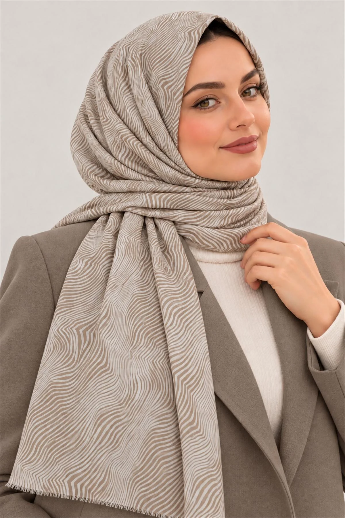 Bej İthal Çift Tarafı Baskılı Yumuşak Dokulu Çizgi Desenli Püsküllü Kadın Şal 90x180 cm 498744