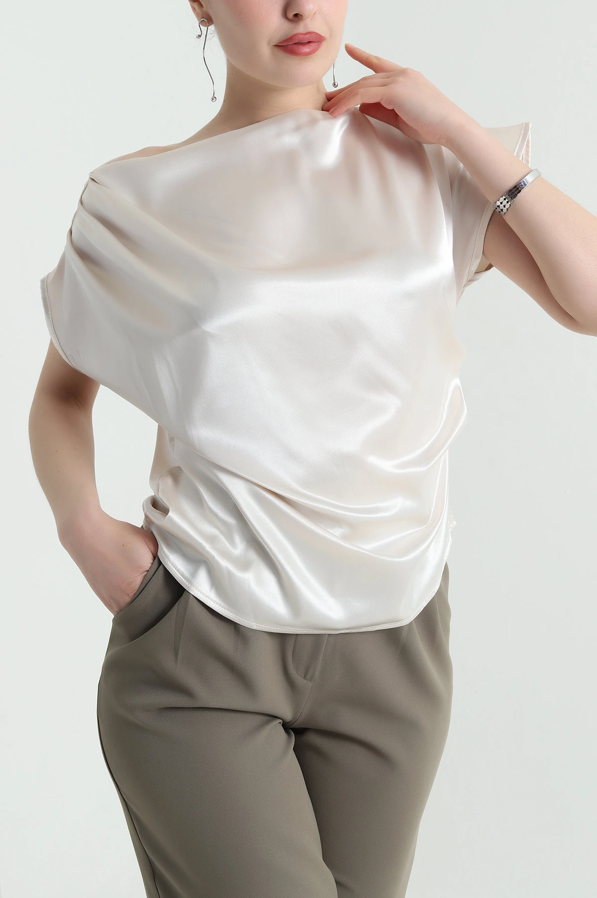 Bej Omuz Pileli Kadın Saten Bluz 454332