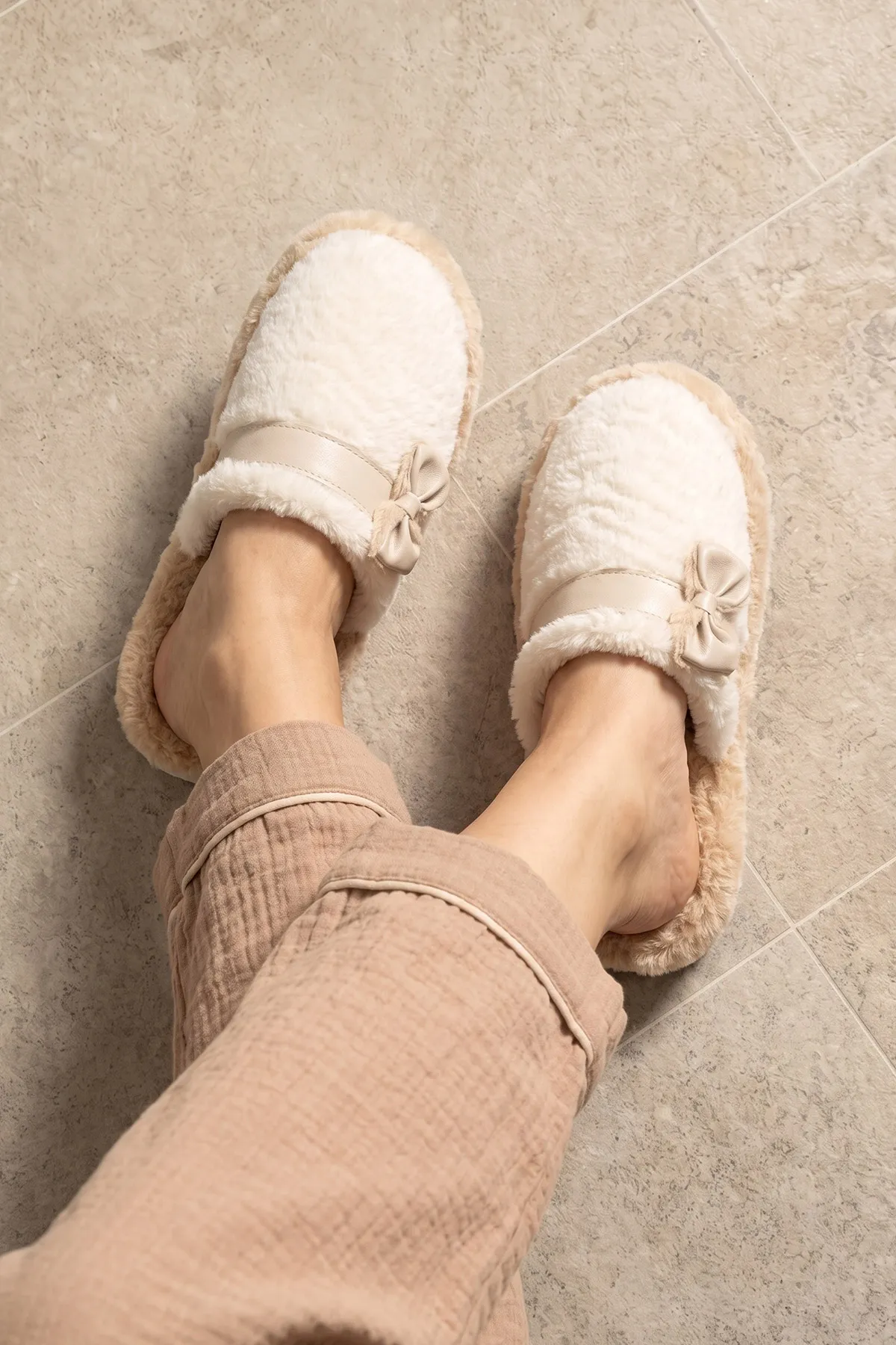 Bej Peluş Fiyonk Detaylı Kadın Ev Terliği 488417