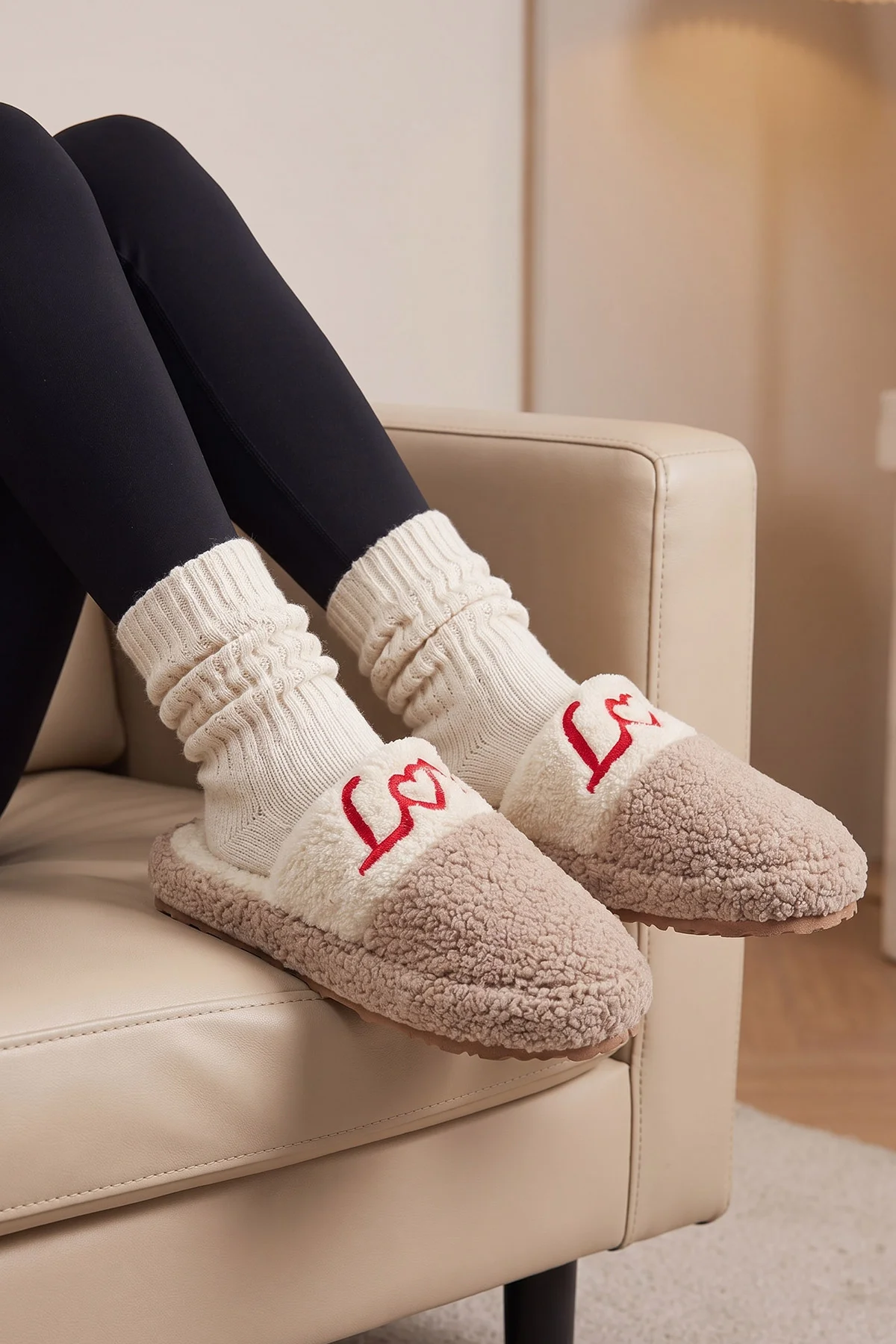 Bej Peluş Yazı Detaylı Kadın Ev Terliği 493463
