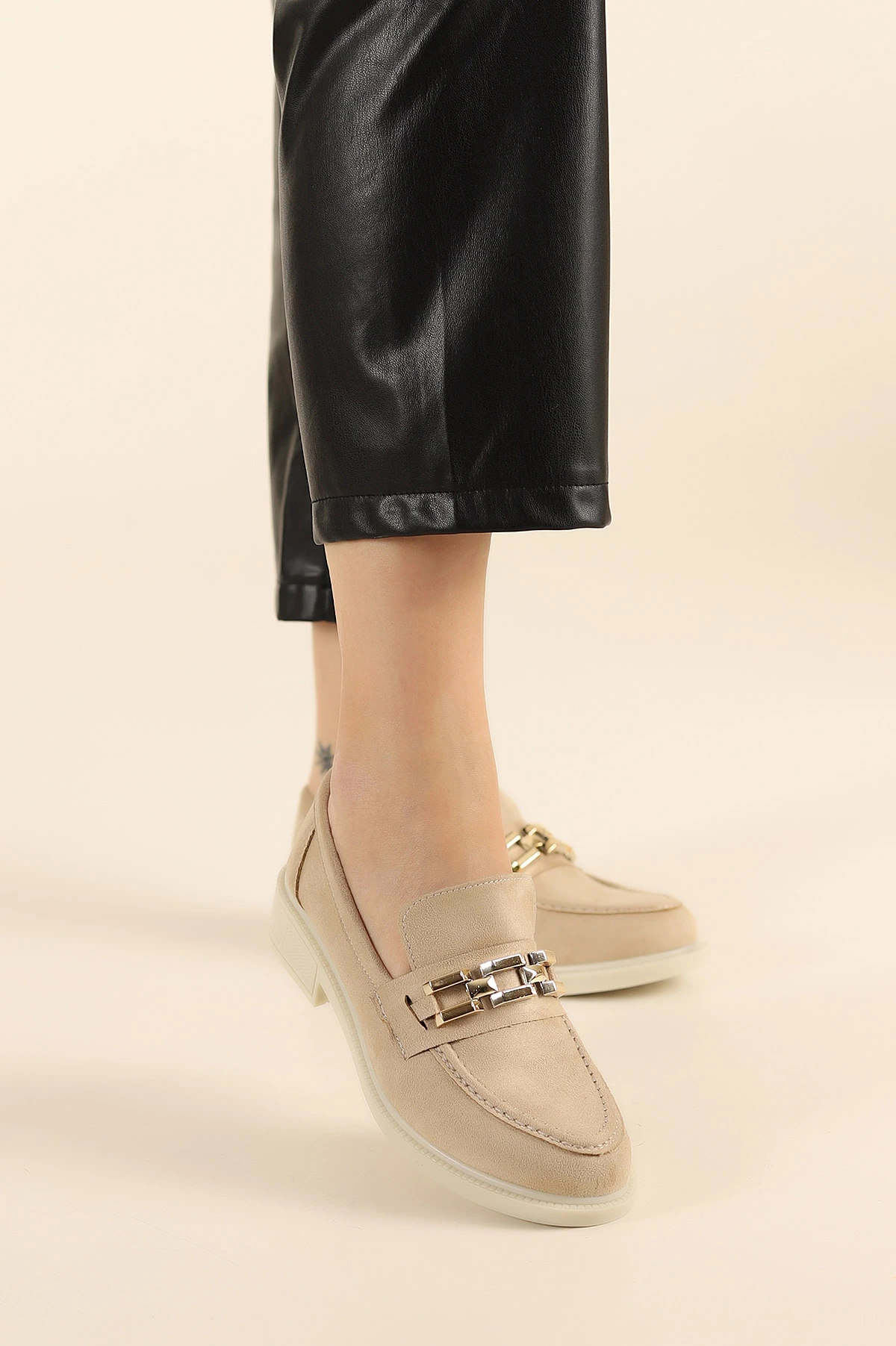 Bej Süet Gold Zincirli Kadın Loafer Ayakkabı 301592