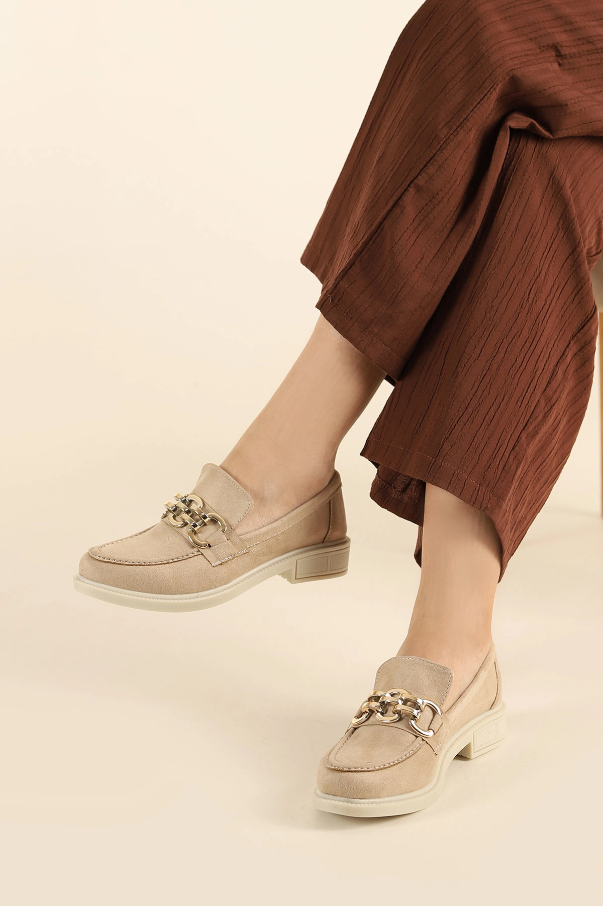 Bej Süet Gold Zincirli Kadın Loafer Ayakkabı 301593