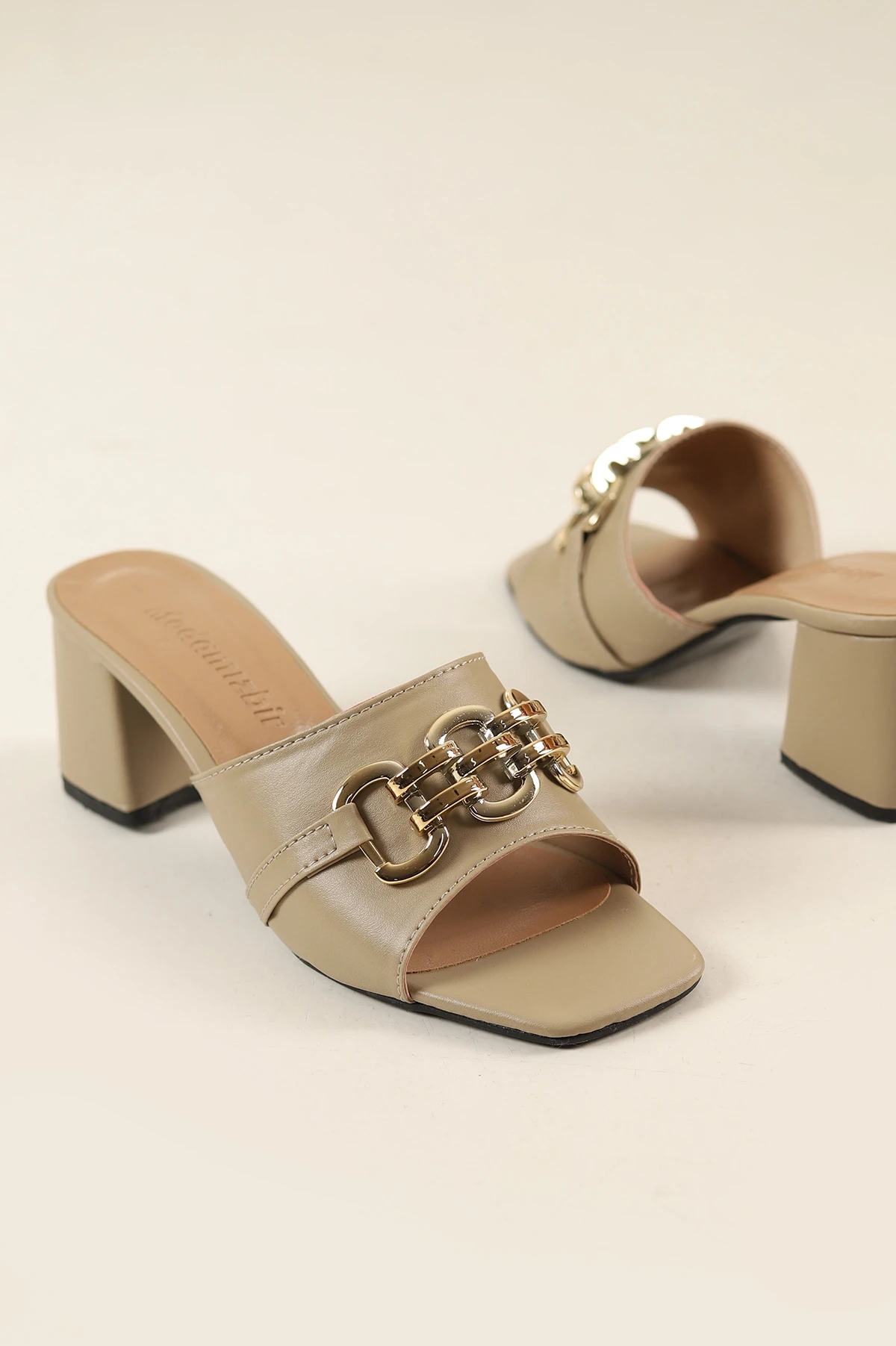 Bej Tek Bant Zincir Toka Detay Topuklu Terlik 254842
