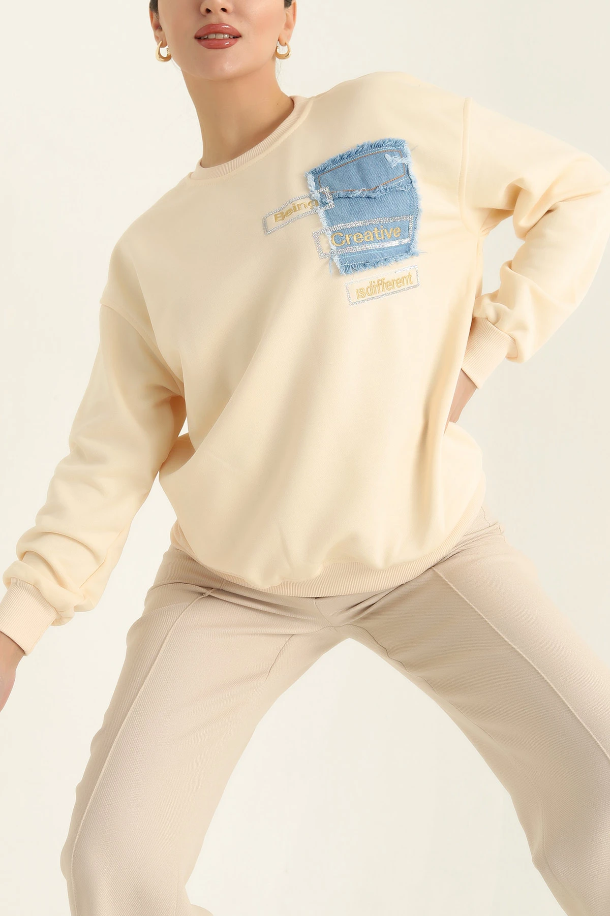 Bej Üç İp Nakışlı Pullu Bayan Sweat 315599