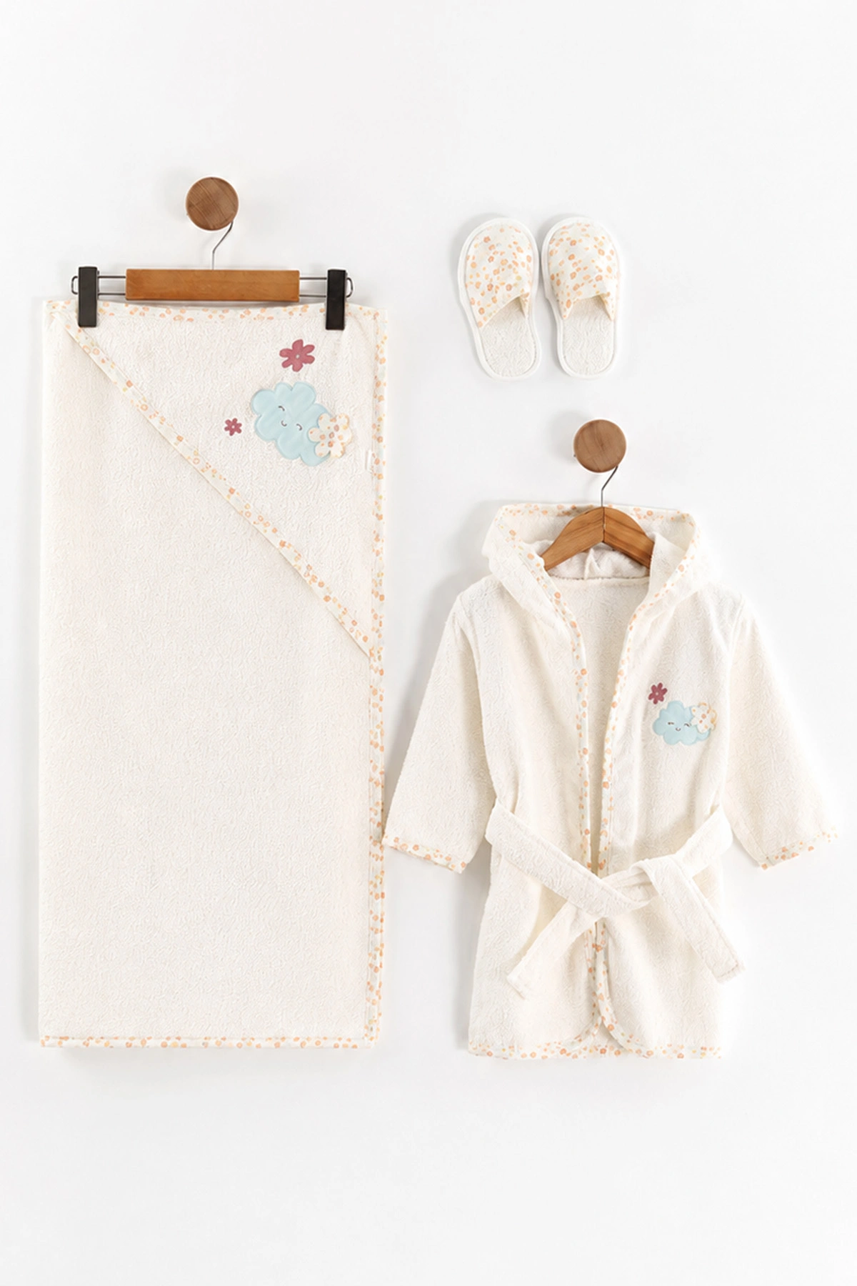 Beyaz (0-24 Ay) Bulut Nakışlı Kız Bebek Bornoz Seti 475609