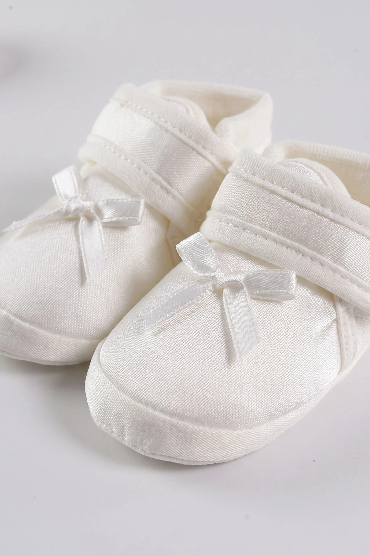 Beyaz (0-3 Ay )Puantiye Desenli Papyonlu Patikli  6 Parça  Erkek Bebek Sünnetlik& Mevlütlük  Takım 475556
