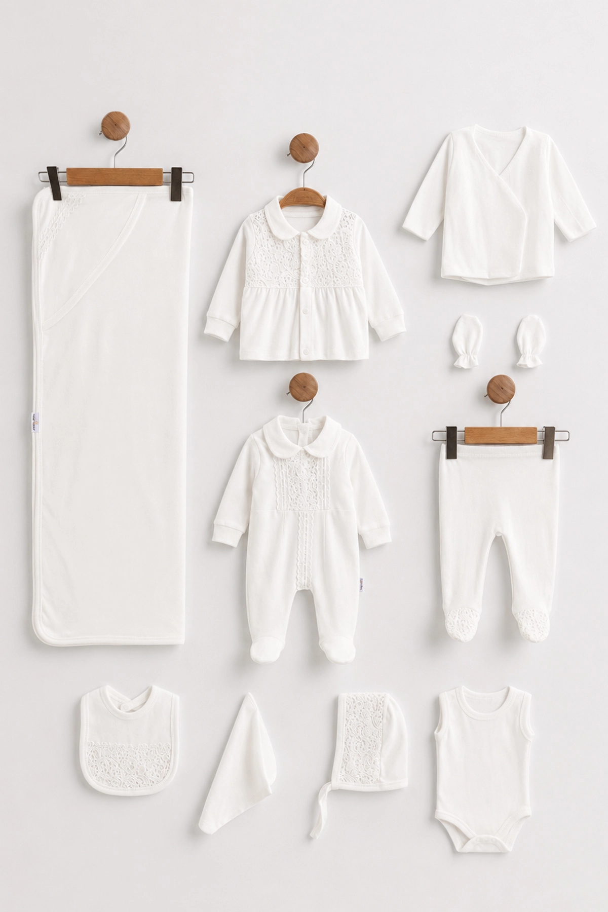 Beyaz (0-3 Ay)Dantelli Bebe Yaka Tulum, Battaniye ve 10'lu  Kız Bebek Hastane Çıkış Seti 476860
