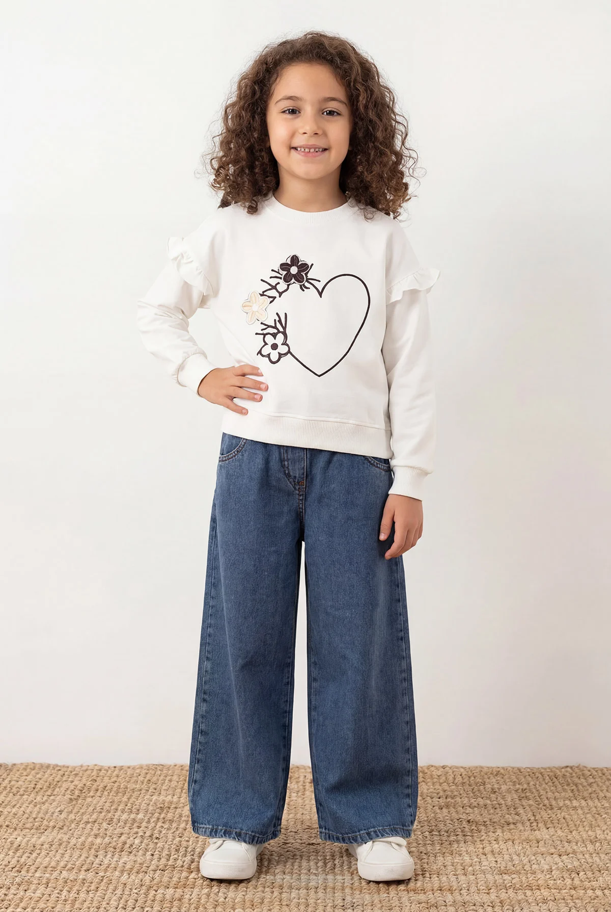 Beyaz (5-10 Yaş) 3 Çiçek Aksesuarlı Kalp Nakışlı  Sweatli Bol Paça Kot Pantolonlu Kız Çocuk 2'li Takım 412772