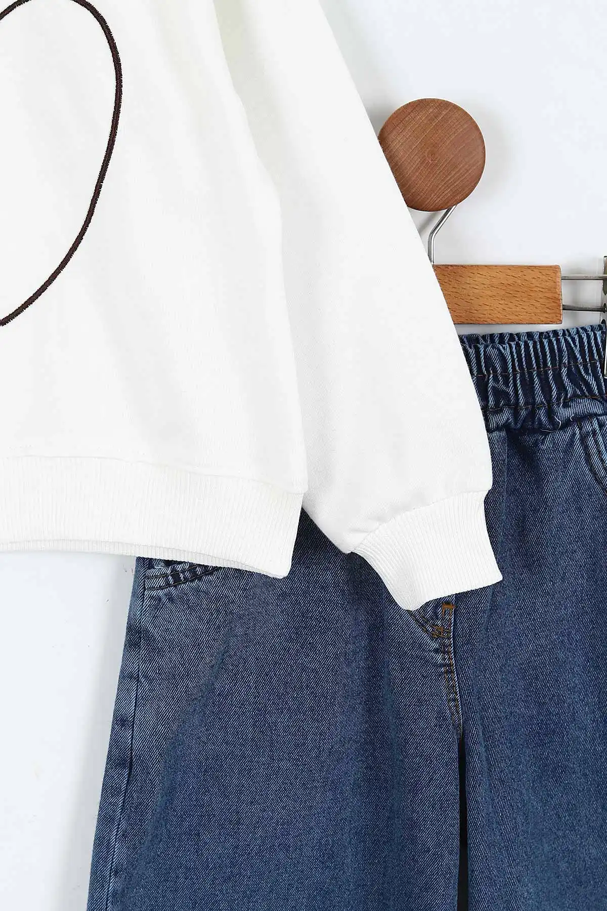 Beyaz (5-10 Yaş) 3 Çiçek Aksesuarlı Kalp Nakışlı  Sweatli Bol Paça Kot Pantolonlu Kız Çocuk 2'li Takım 412772
