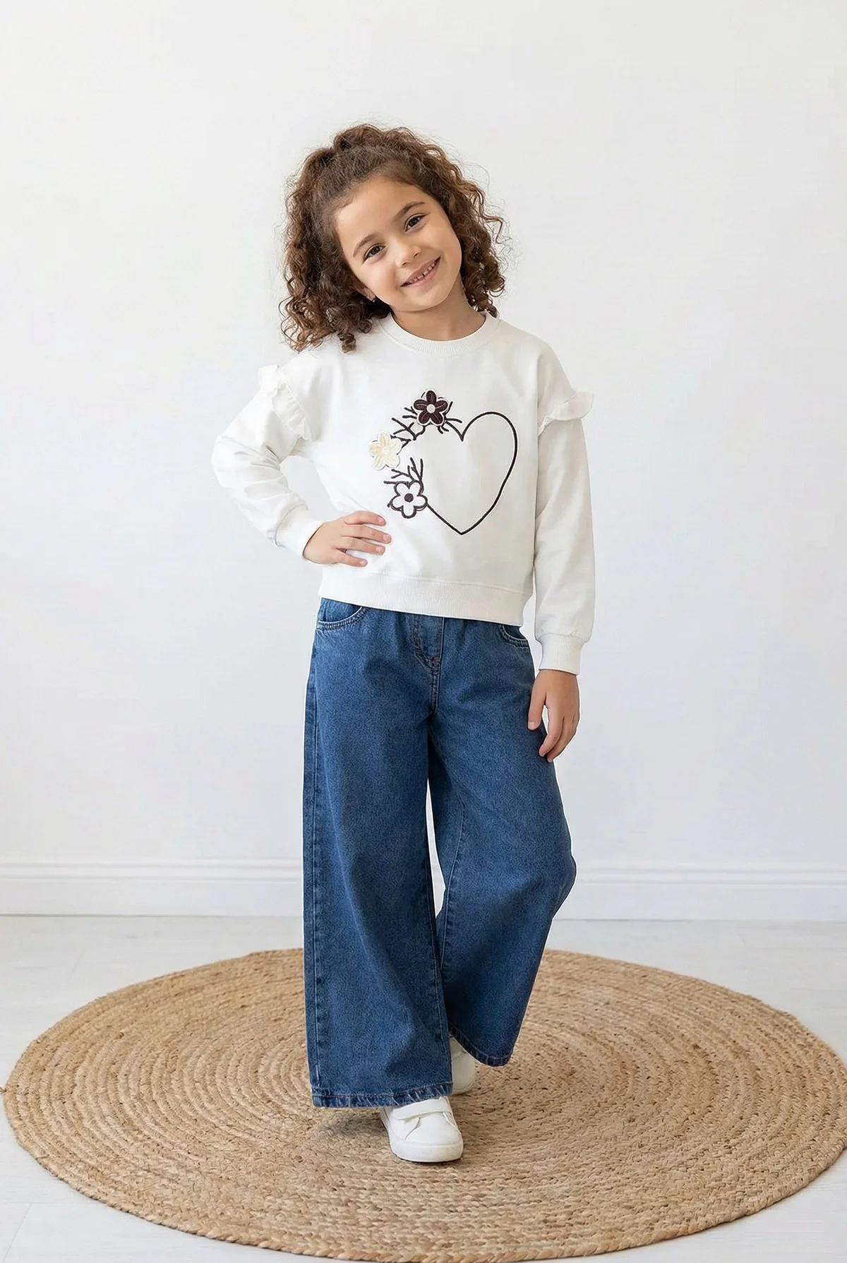 Beyaz (5-10 Yaş) 3 Çiçek Aksesuarlı Kalp Nakışlı  Sweatli Bol Paça Kot Pantolonlu Kız Çocuk 2'li Takım 412772