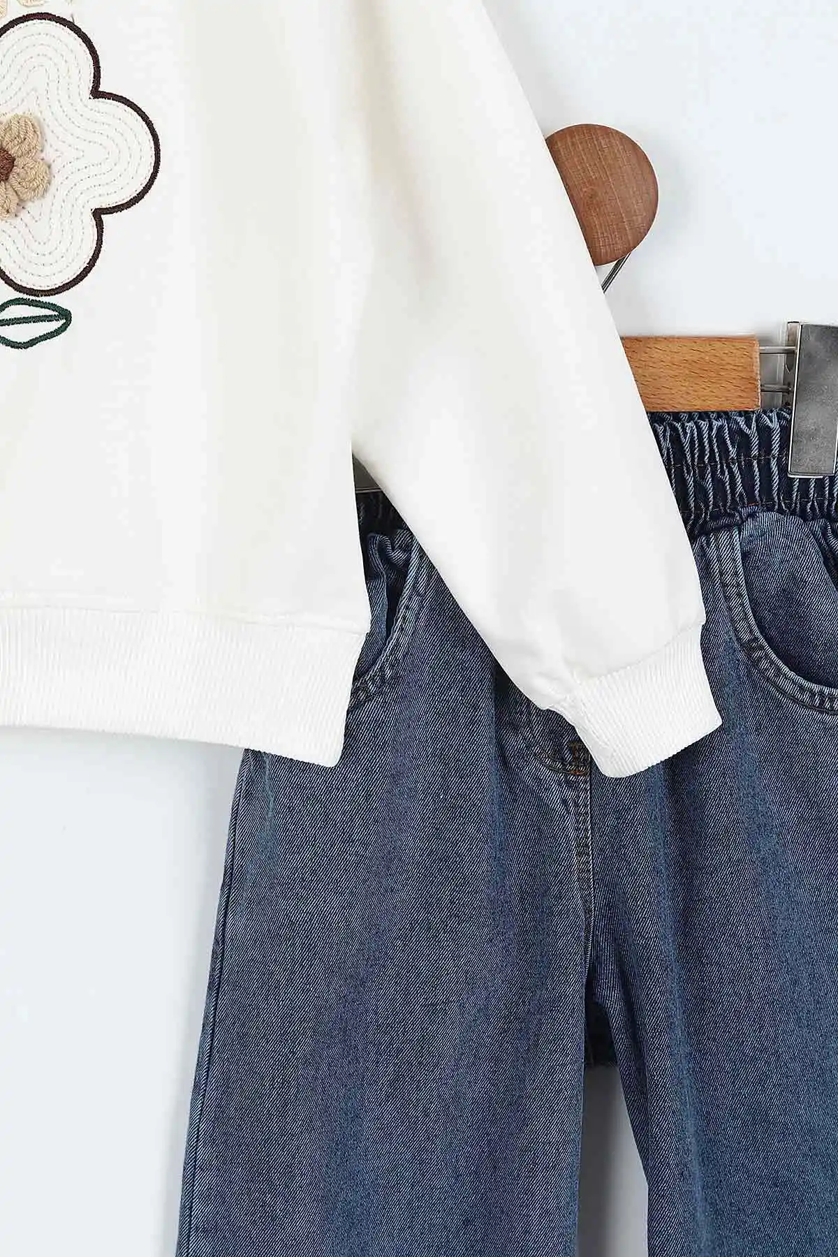 Beyaz (5-10 Yaş)Çiçek  Nakışlı Sweatli Bol Paça Kot Pantolonlu Kız Çocuk 2'li Takım 417811