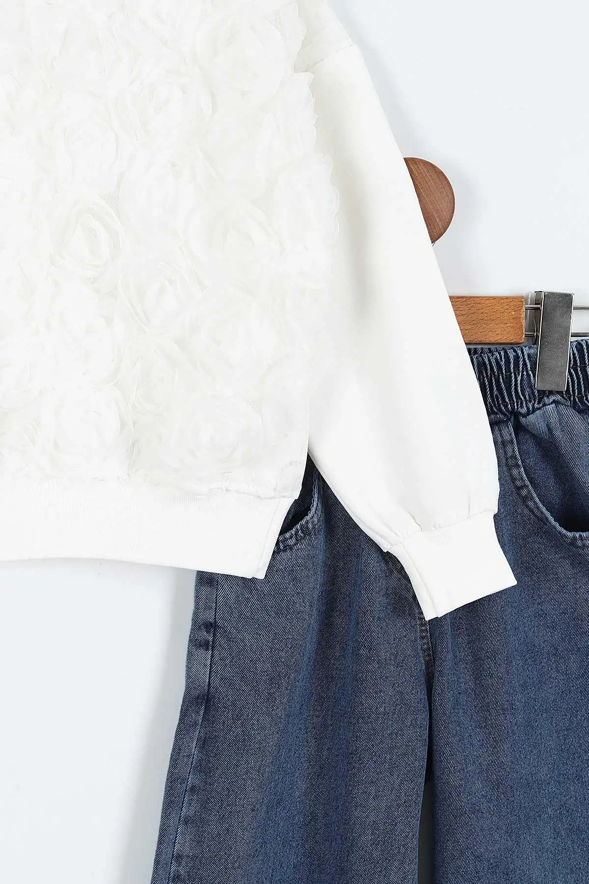 Beyaz (5-10 Yaş)Gül Aksesuar   Sweatli Bol Paça Kot Pantolonlu Kız Çocuk 2'li Takım 416411