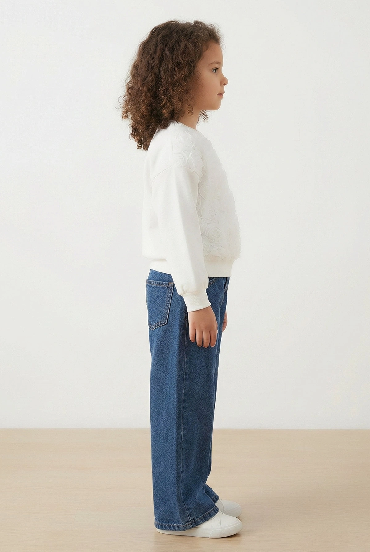 Beyaz (5-10 Yaş)Gül Aksesuar   Sweatli Bol Paça Kot Pantolonlu Kız Çocuk 2'li Takım 416411