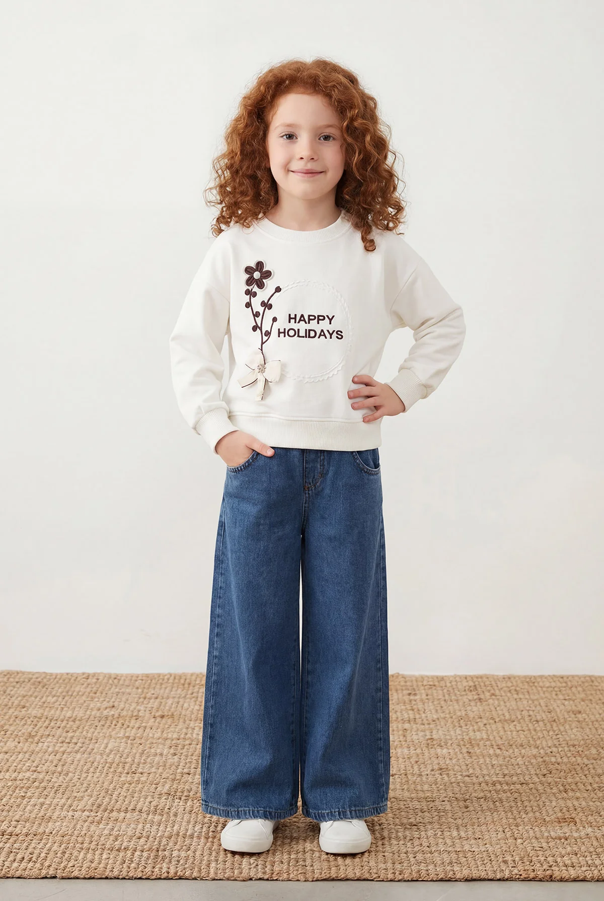 Beyaz (5-10 Yaş)Happy Holidays  Nakışlı Sweatli Bol Paça Kot Pantolonlu Kız Çocuk 2'li Takım 416189