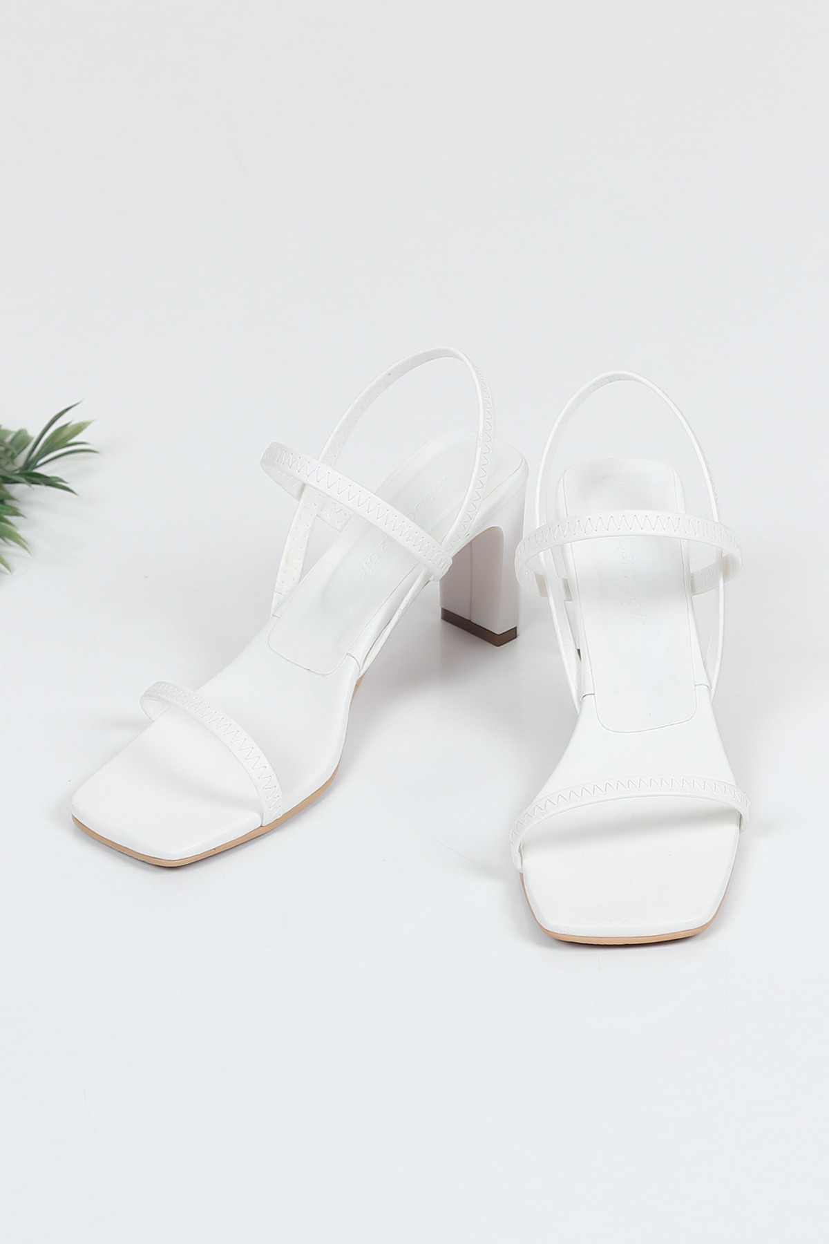 Beyaz Bantlı Topuklu Sandalet 167625