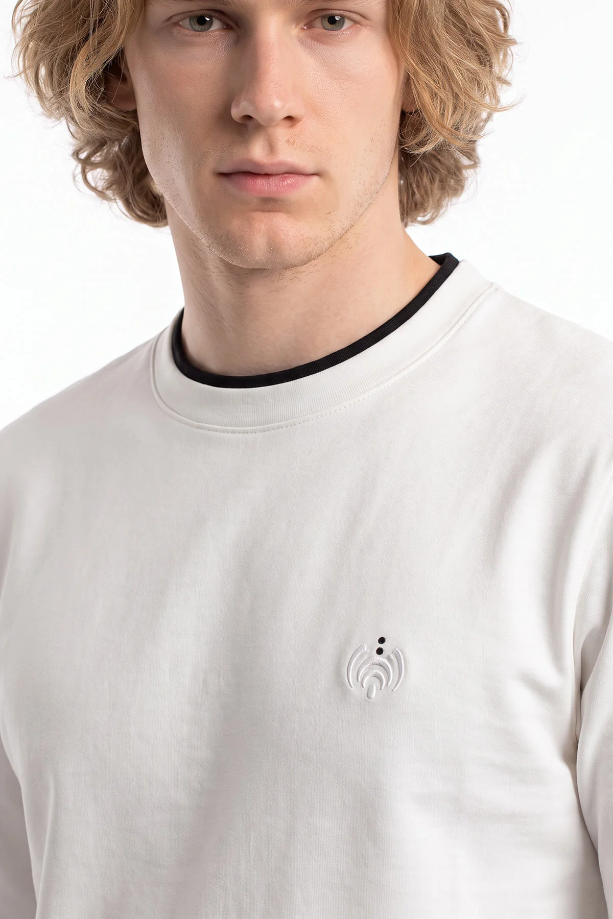 Beyaz Bisiklet Yaka Nakış Detay Erkek Sweatshirt 492010