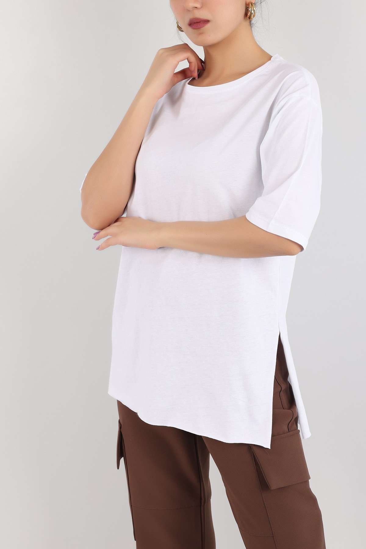 Beyaz Bisiklet Yaka Yırtmaçlı Tişört 161394
