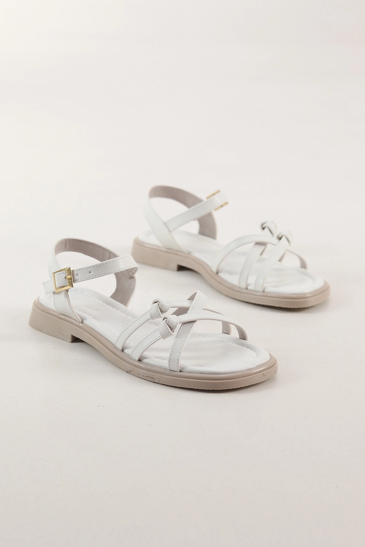 Beyaz Çapraz Bantlı Bilek Kemerli Kadın Sandalet 446650