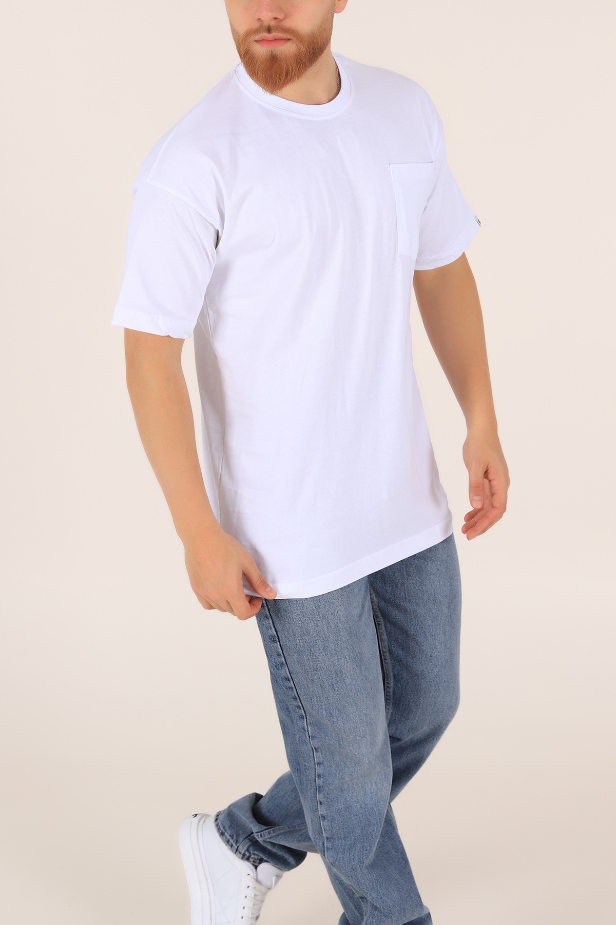 Beyaz Cep Detaylı Yandan Yırtmaçlı Oversize Tişört 165221