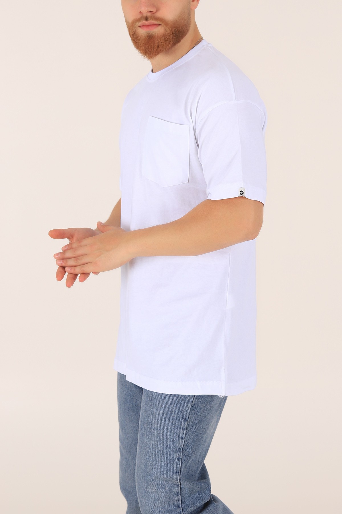 Beyaz Cep Detaylı Yandan Yırtmaçlı Oversize Tişört 165221