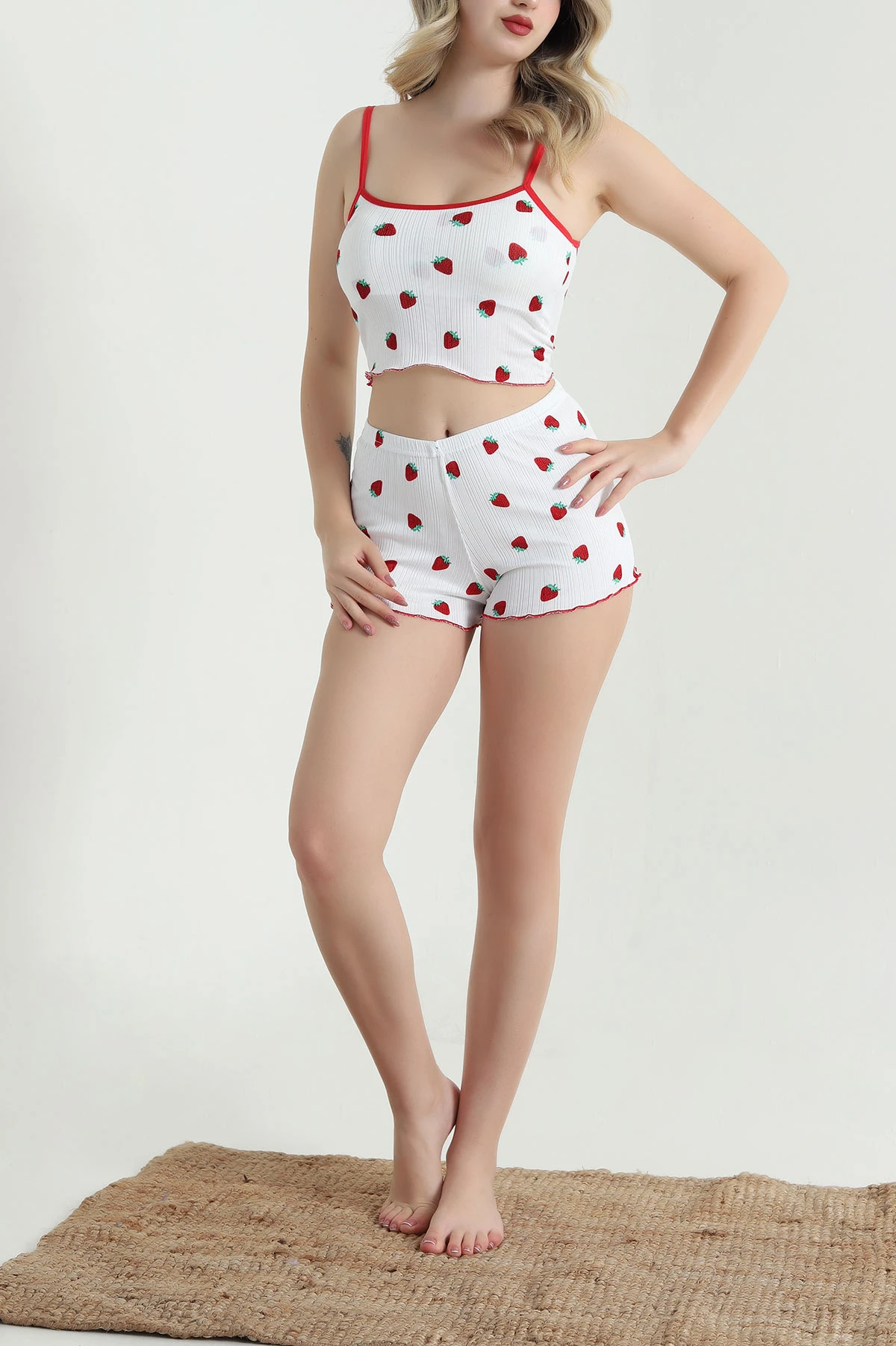 Beyaz Çilek Desenli Kadın Şortlu Pijama Takımı 466380