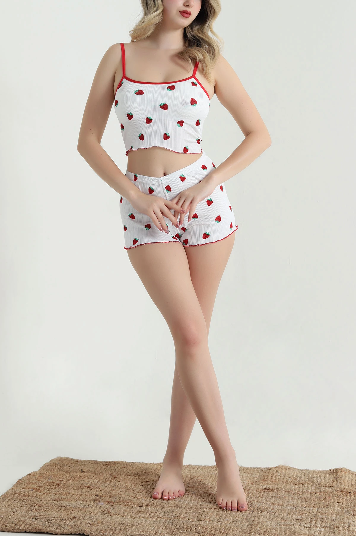 Beyaz Çilek Desenli Kadın Şortlu Pijama Takımı 466380