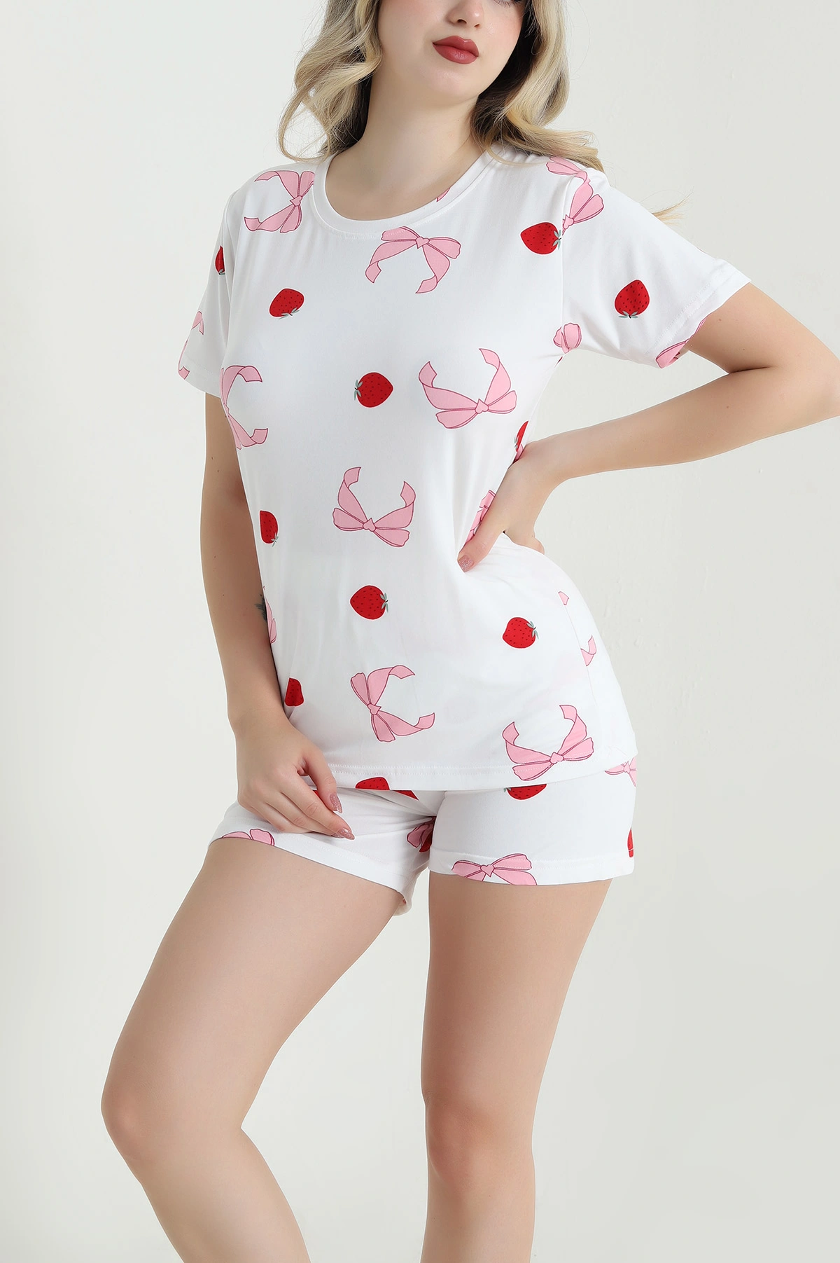 Beyaz Çilek Desenli Kadın Şortlu Pijama Takımı 466466