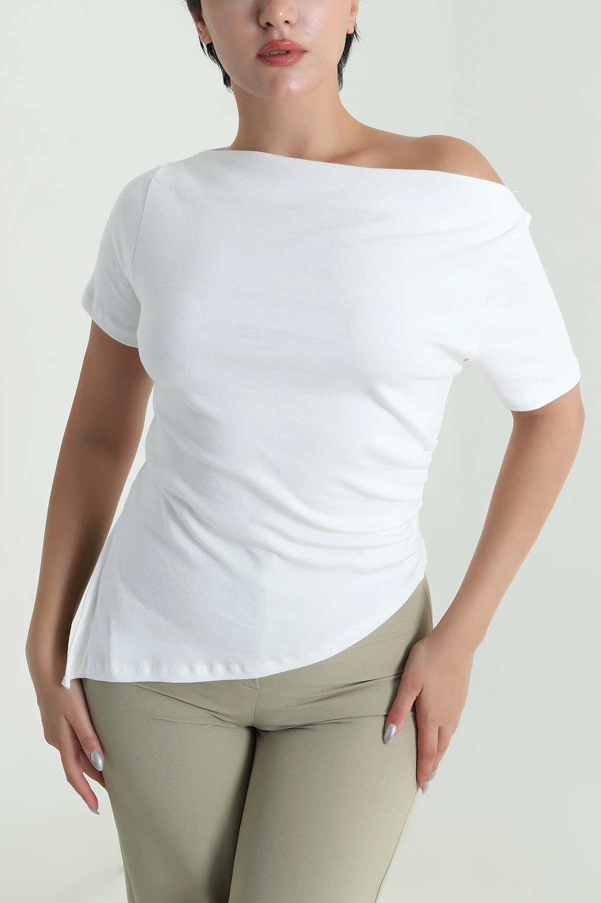 Beyaz Degaje Yaka Büzgülü Yırtmaçlı Bluz 481566