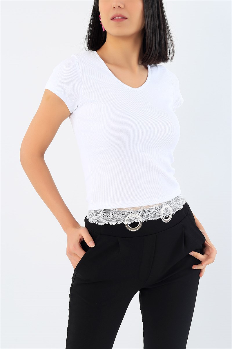 Beyaz Eteği Dantelli Kaşkorse Crop Tişört 28688B