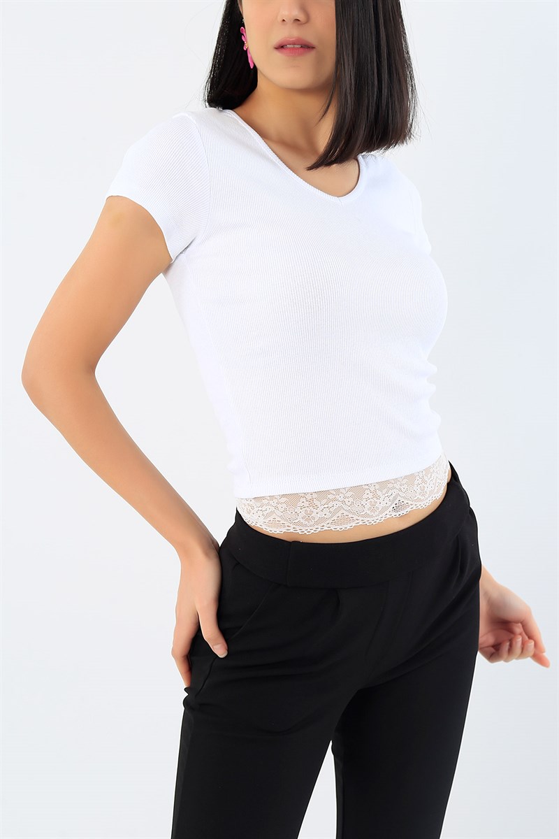 Beyaz Eteği Dantelli Kaşkorse Crop Tişört 28688B