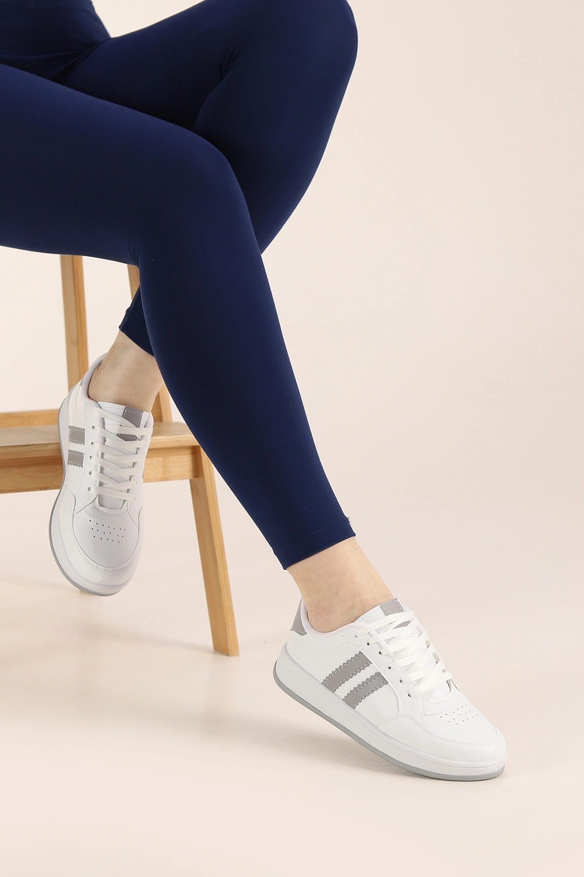 Beyaz Gri Delikli Çizgili Bağcıklı Kadın Spor Ayakkabı 436653