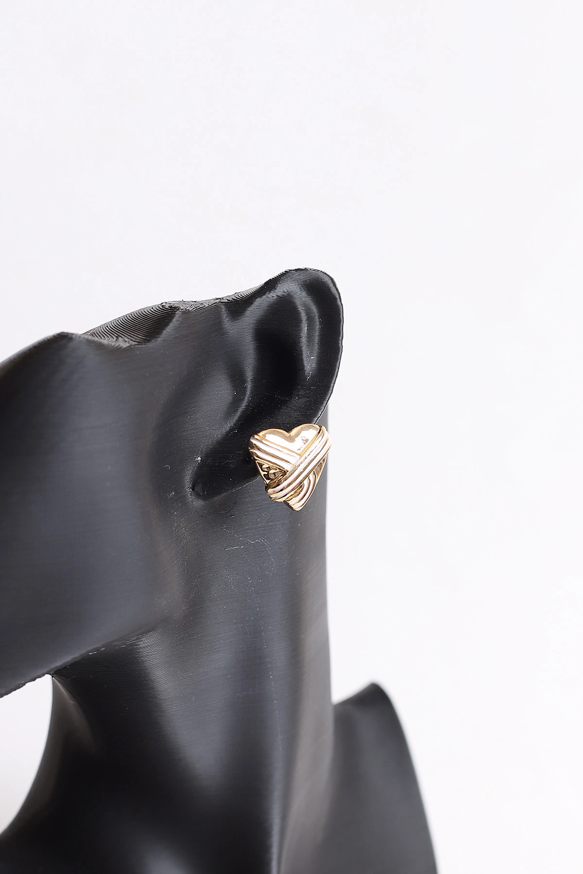 Beyaz Kalp Model Gold Detaylı Çivi Küpe 368622