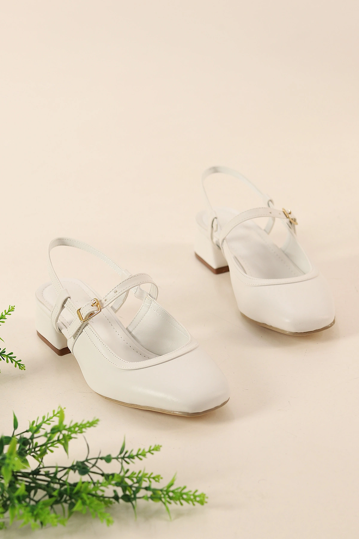 Beyaz Küt Burun Kemer Bantlı Kadın Topuklu Ayakkabı 346297