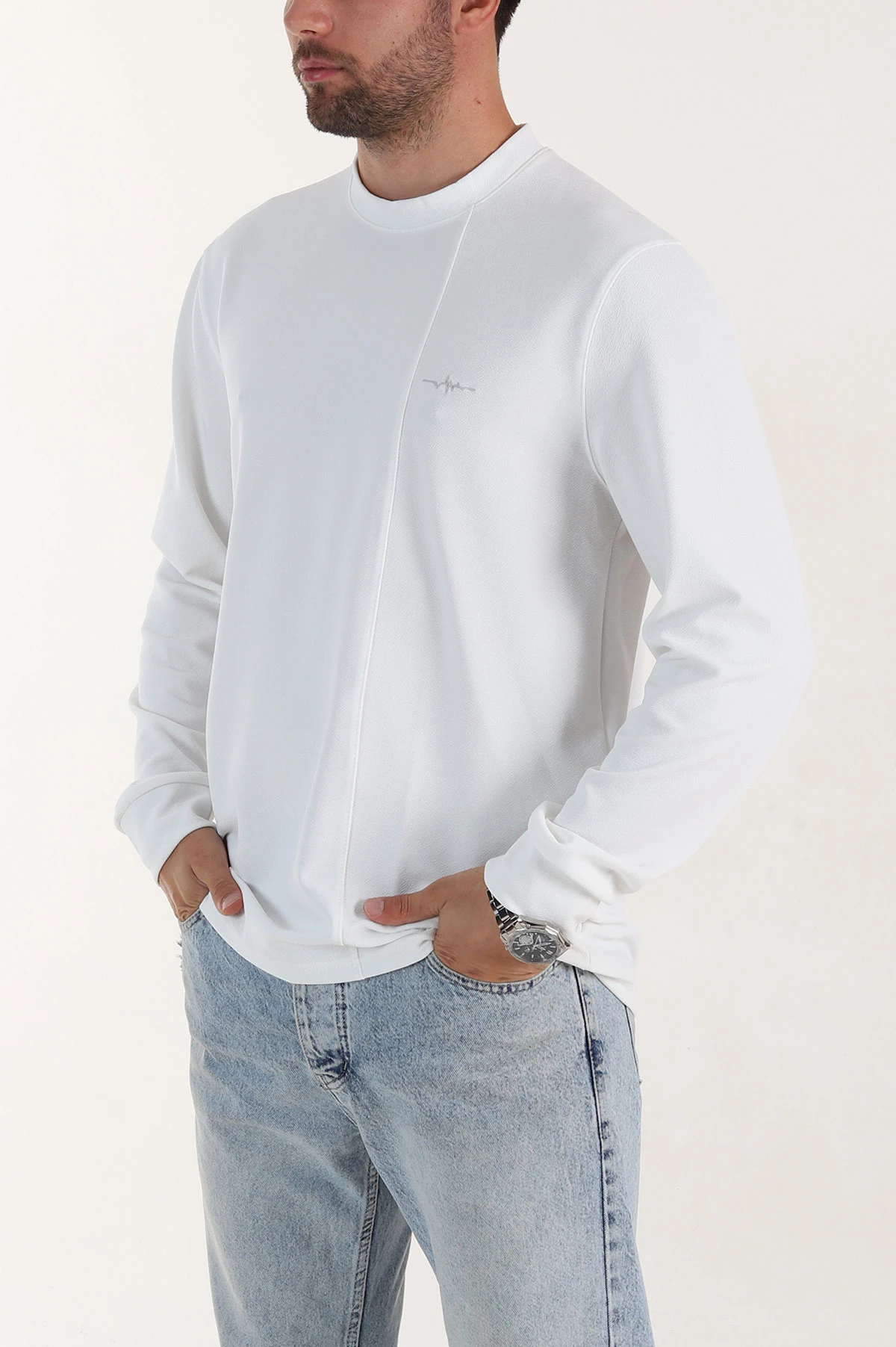 Beyaz Nakış Detaylı Bisiklet Yaka Erkek Sweatshirt 396259