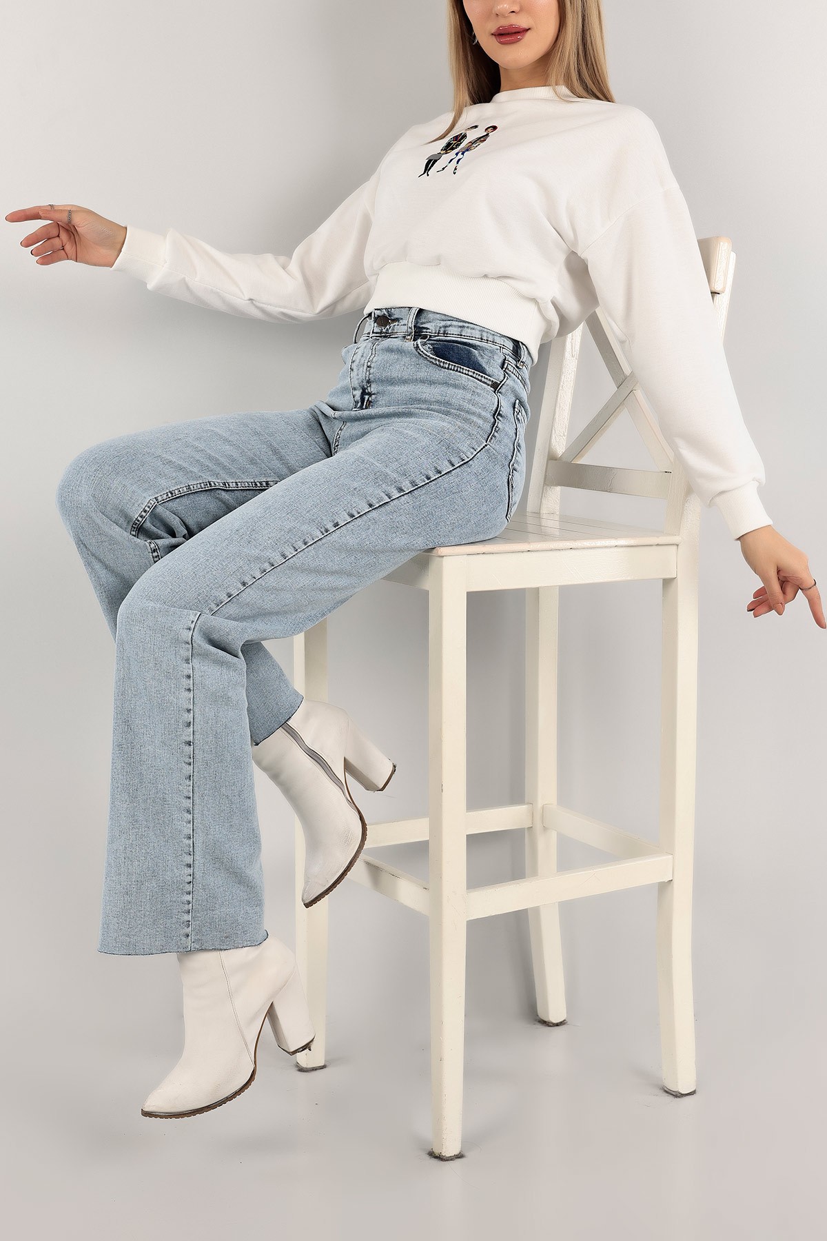 Beyaz Nakışlı İki İp Crop Sweat 140900