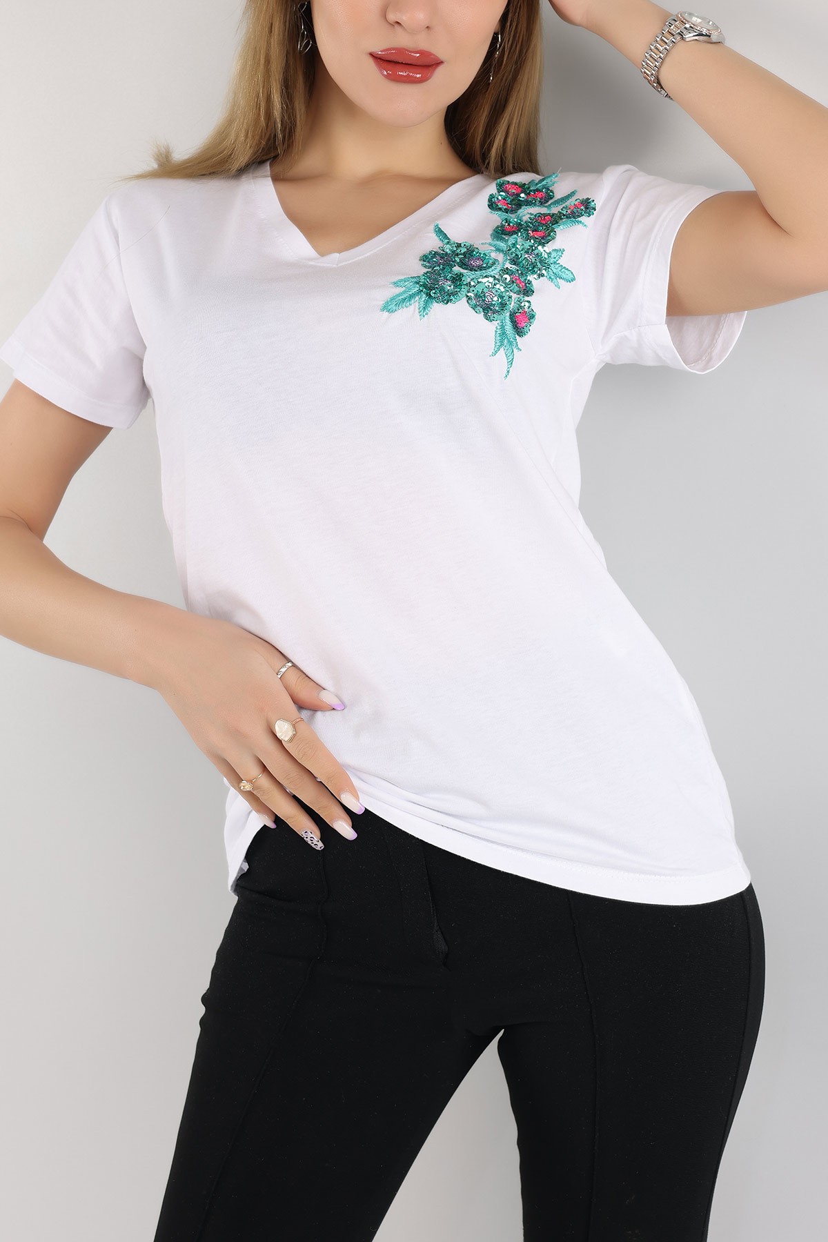 Beyaz Nakışlı Pullu Tasarım Tişört 169321