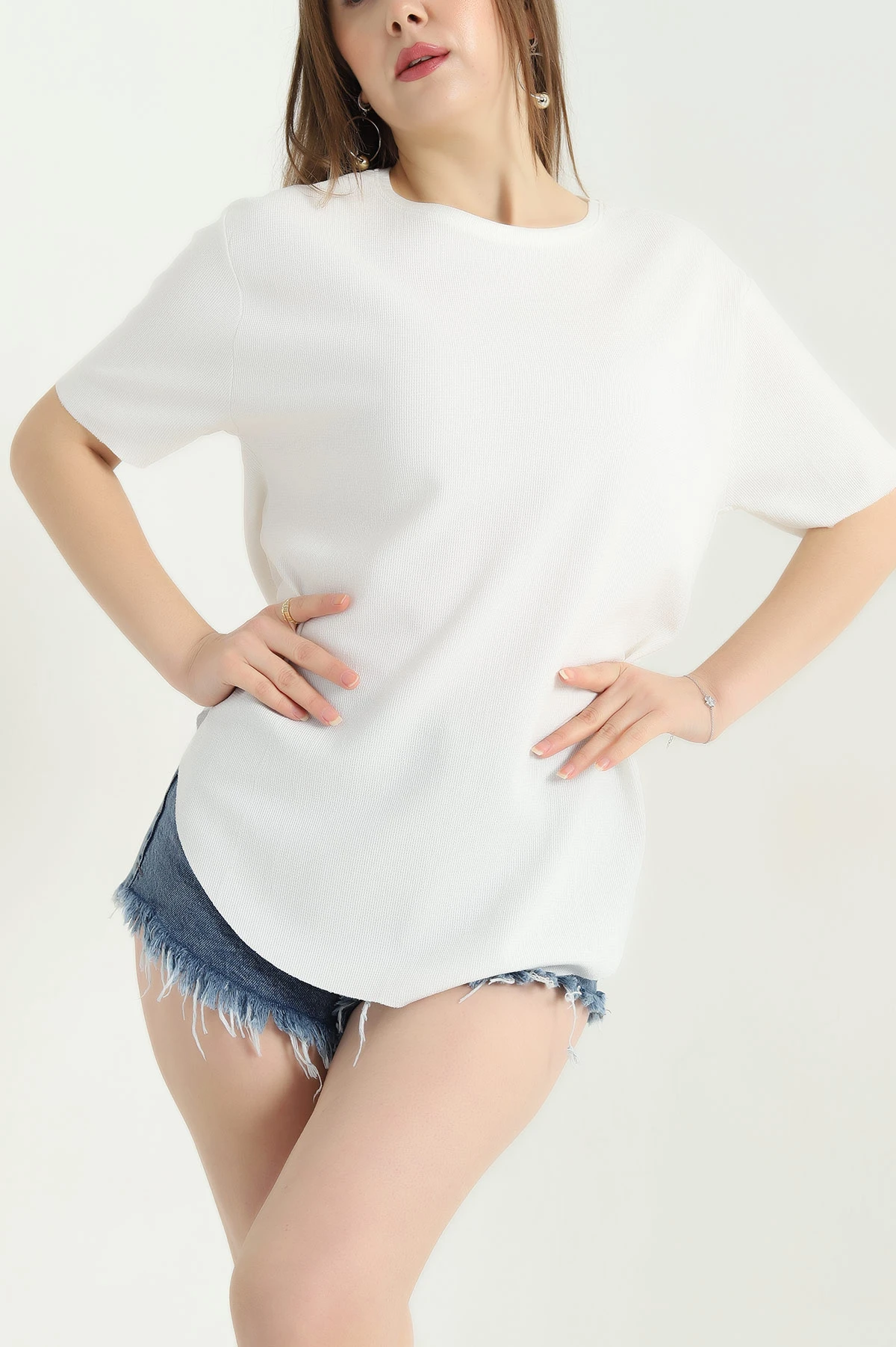 Beyaz Oval Kesim Dokulu Tişört 337676