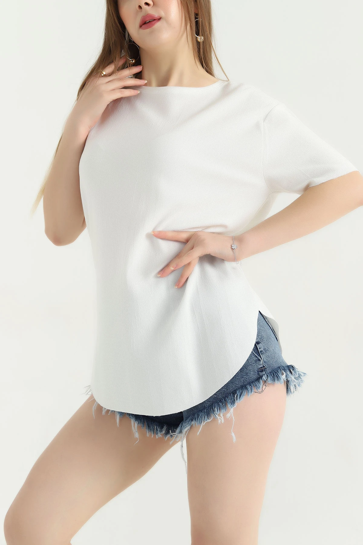 Beyaz Oval Kesim Dokulu Tişört 337676