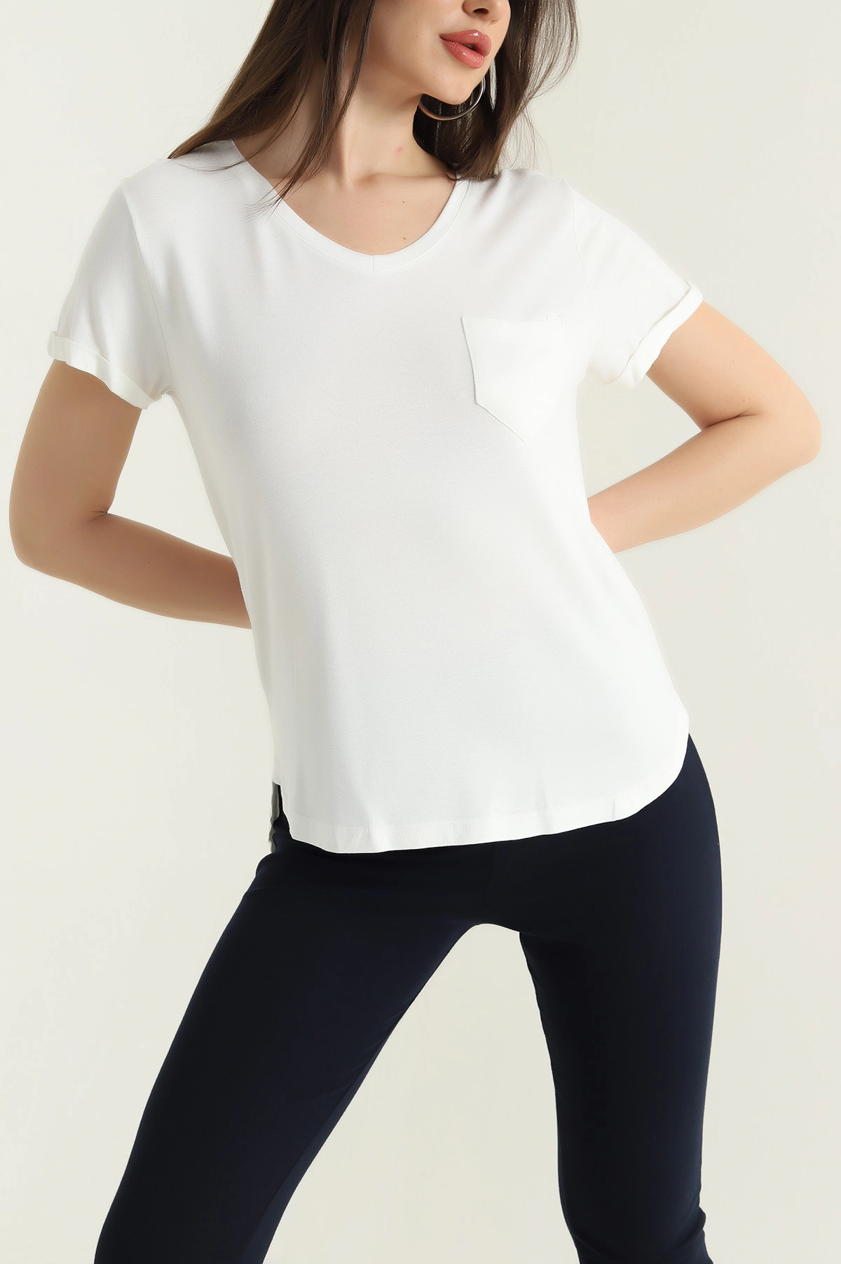 Beyaz Oval Kesim Viskon V Yaka Kadın Tişört 430191