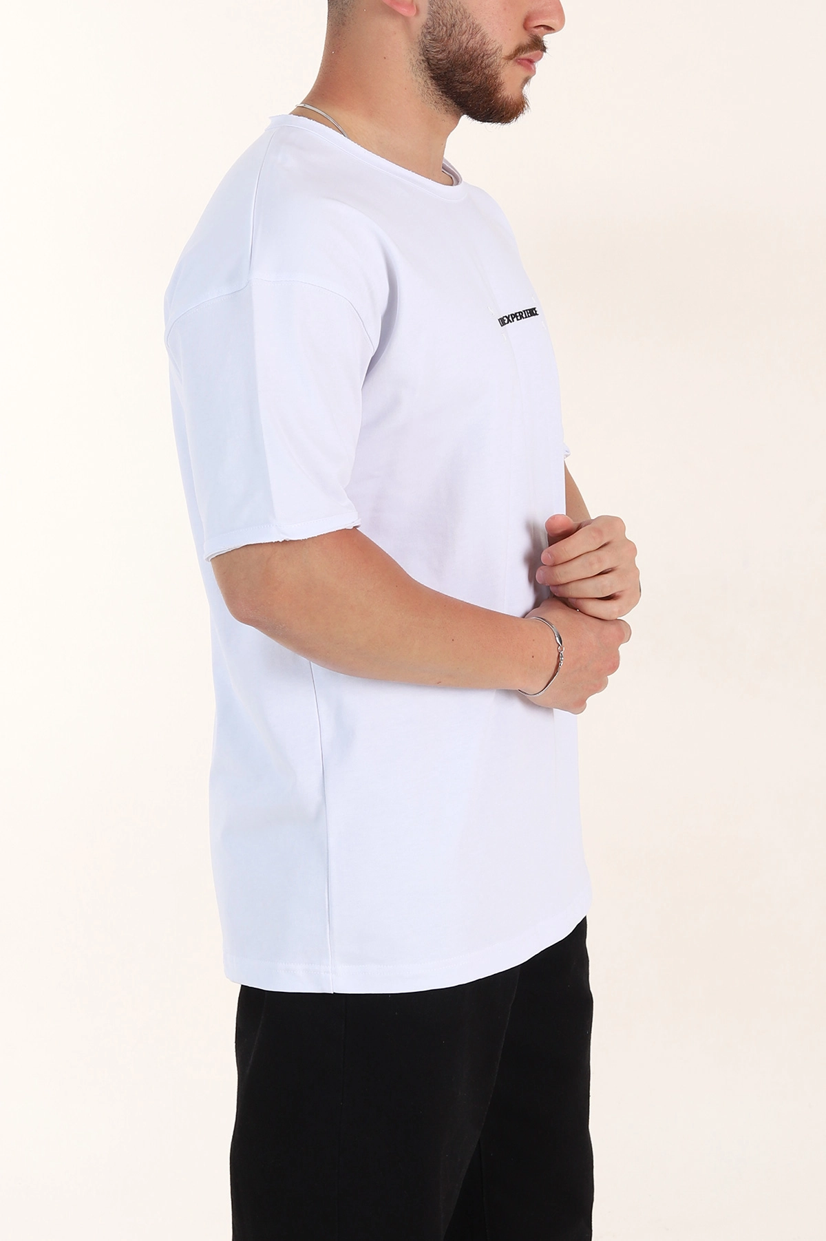 Beyaz Oversize Kabartma Yazılı Yırtık Yaka Detaylı Erkek Tişört 358011