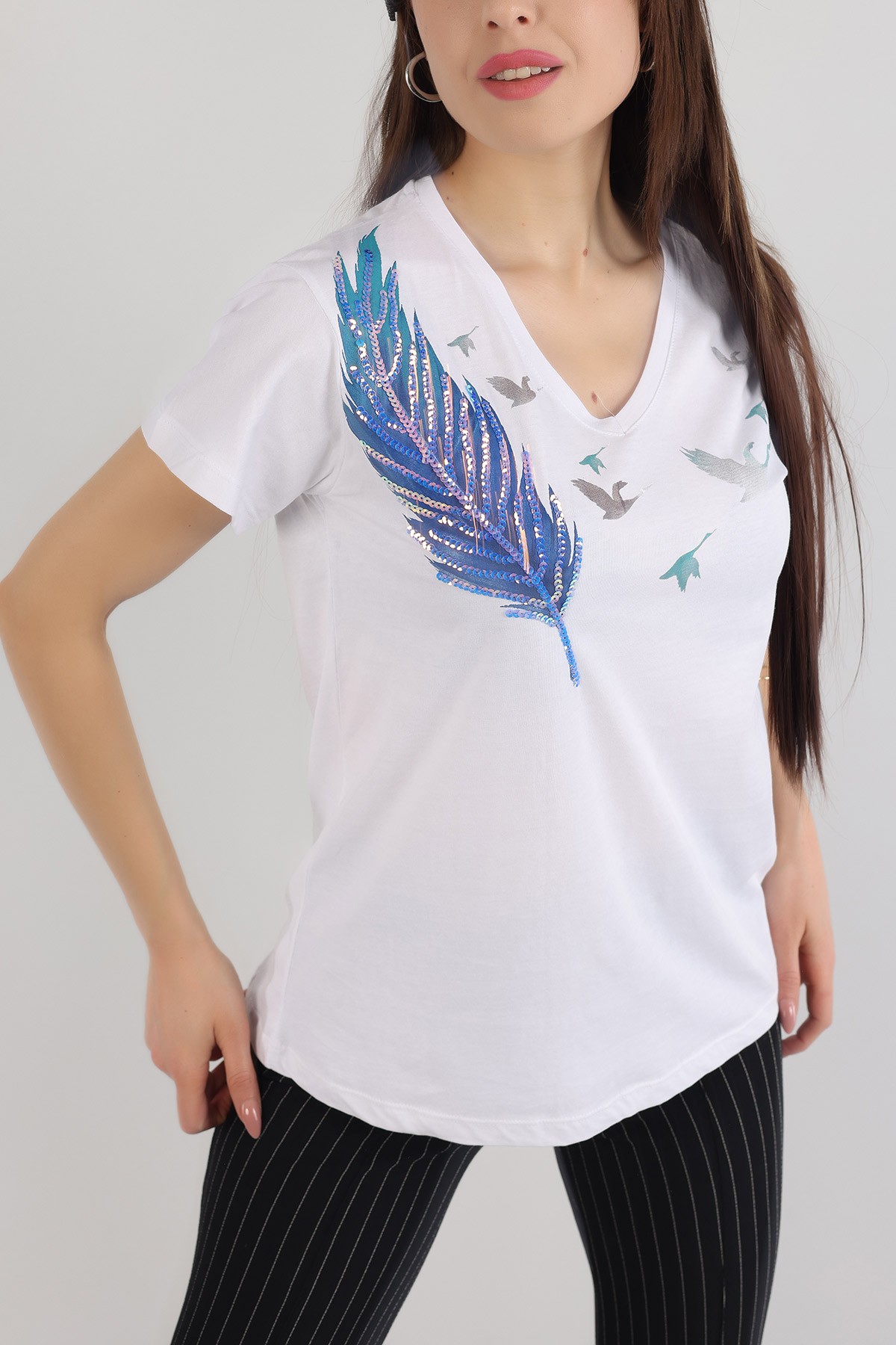 Beyaz Pul İşlemeli Tasarım Tişört 163200