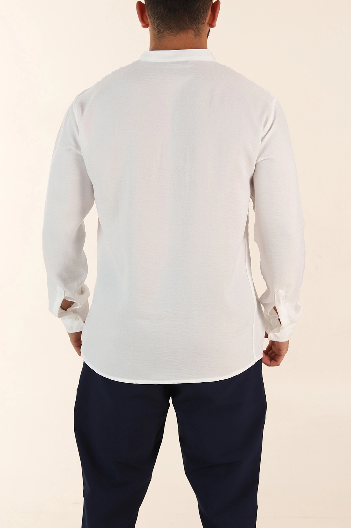 Beyaz Relaxed Fit Hakim Yaka Yarım Düğmeli Erkek Gömlek 369858