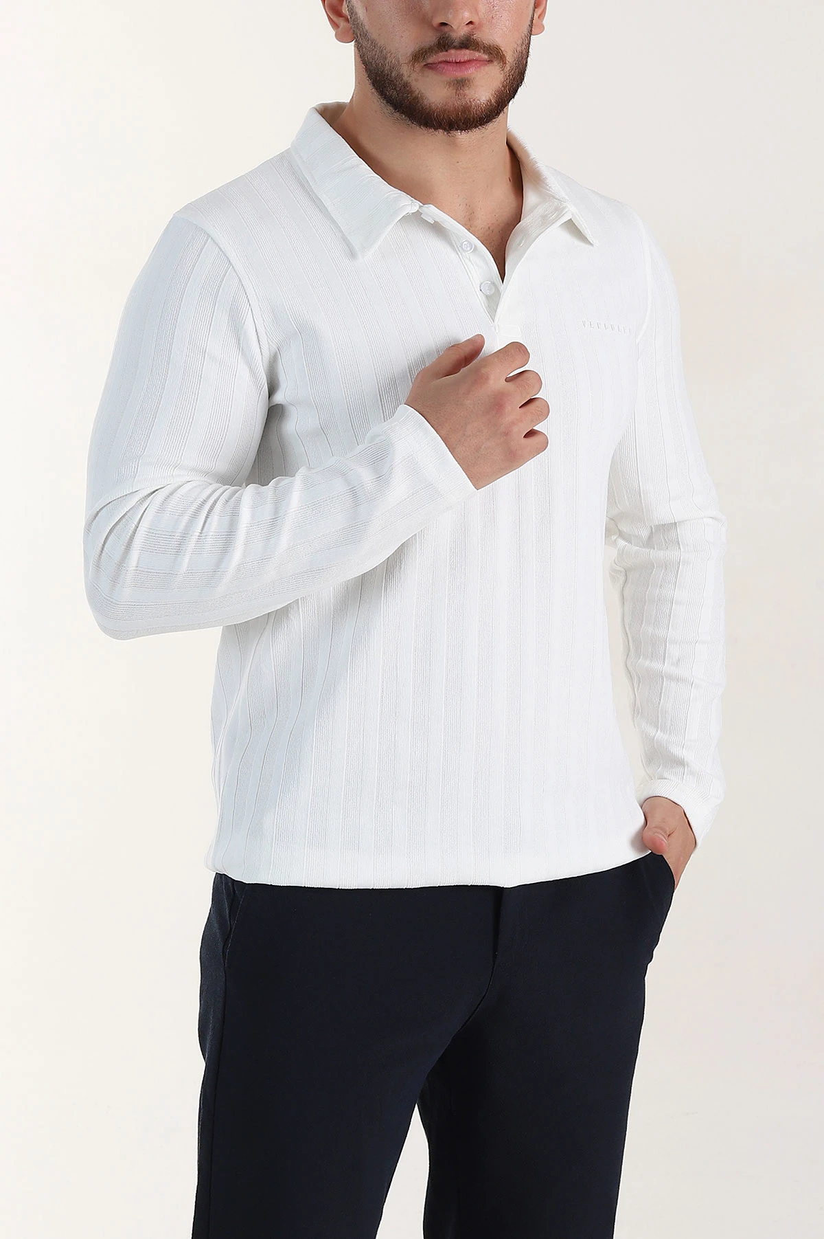 Beyaz Relaxed Fit Jakarlı Kumaş Yazı Detay Polo Yaka Erkek Sweatshirt 399385