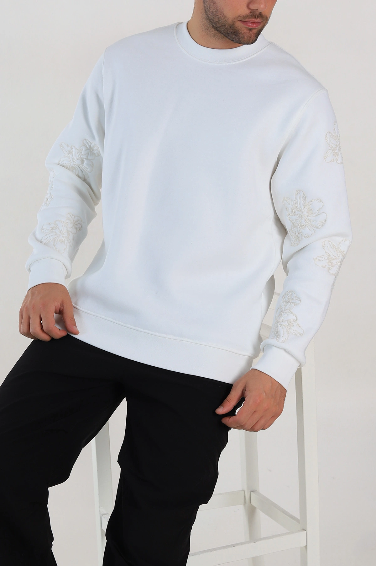 Beyaz Relaxed Fit Üç İp Şardonlu Nakış Detaylı Erkek Sweatshirt 311187