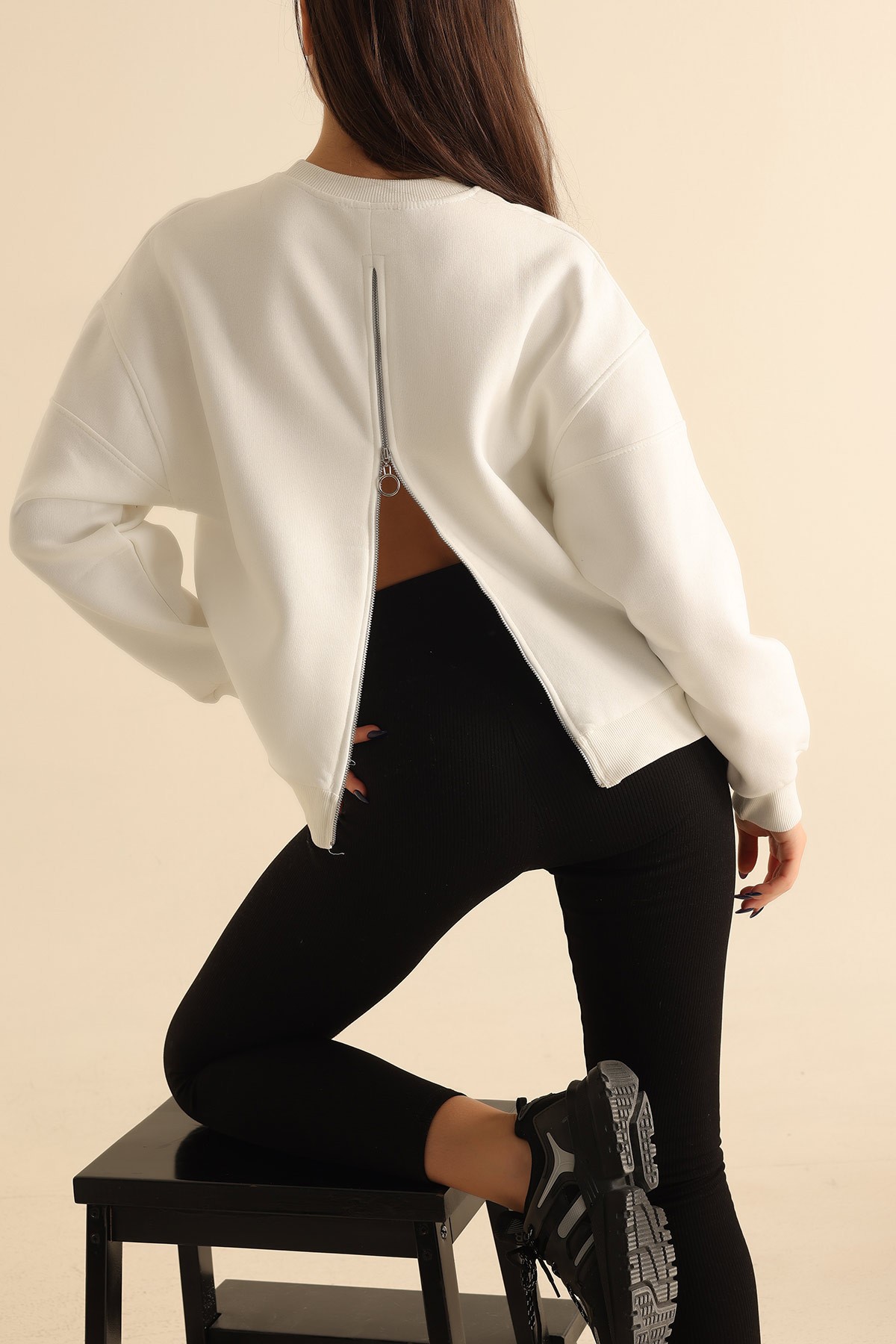Beyaz Sırtı Fermuarlı Şardonlu Sweat 216650