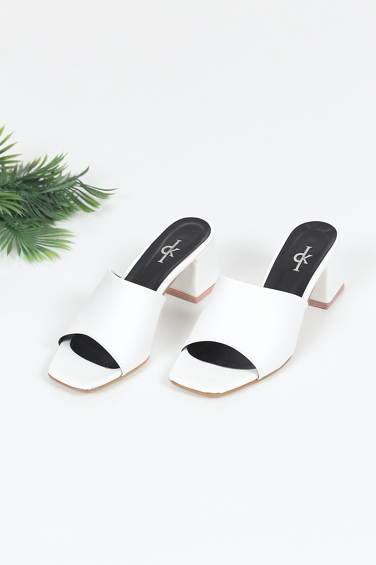 Beyaz Tek Bantlı Kısa Topuklu Terlik 109556